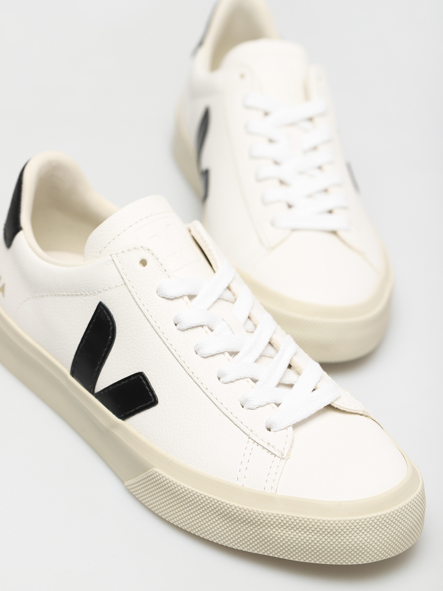 Veja Campo Schuhe Wmn (chromefree leather white black)