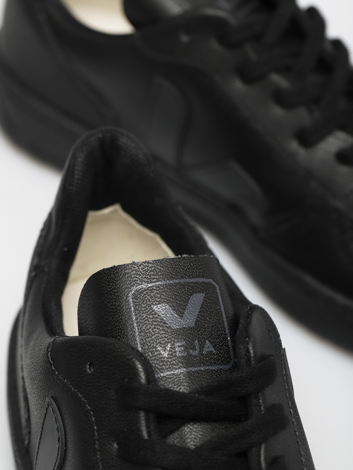 Veja V 10 Shoes (cwl black black sole)