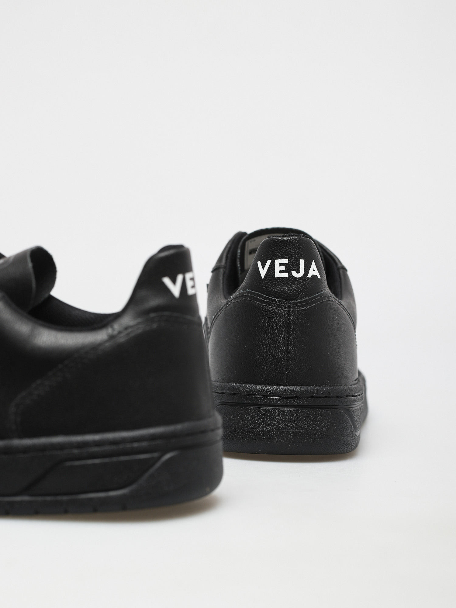 Veja V 10 Shoes (cwl black black sole)