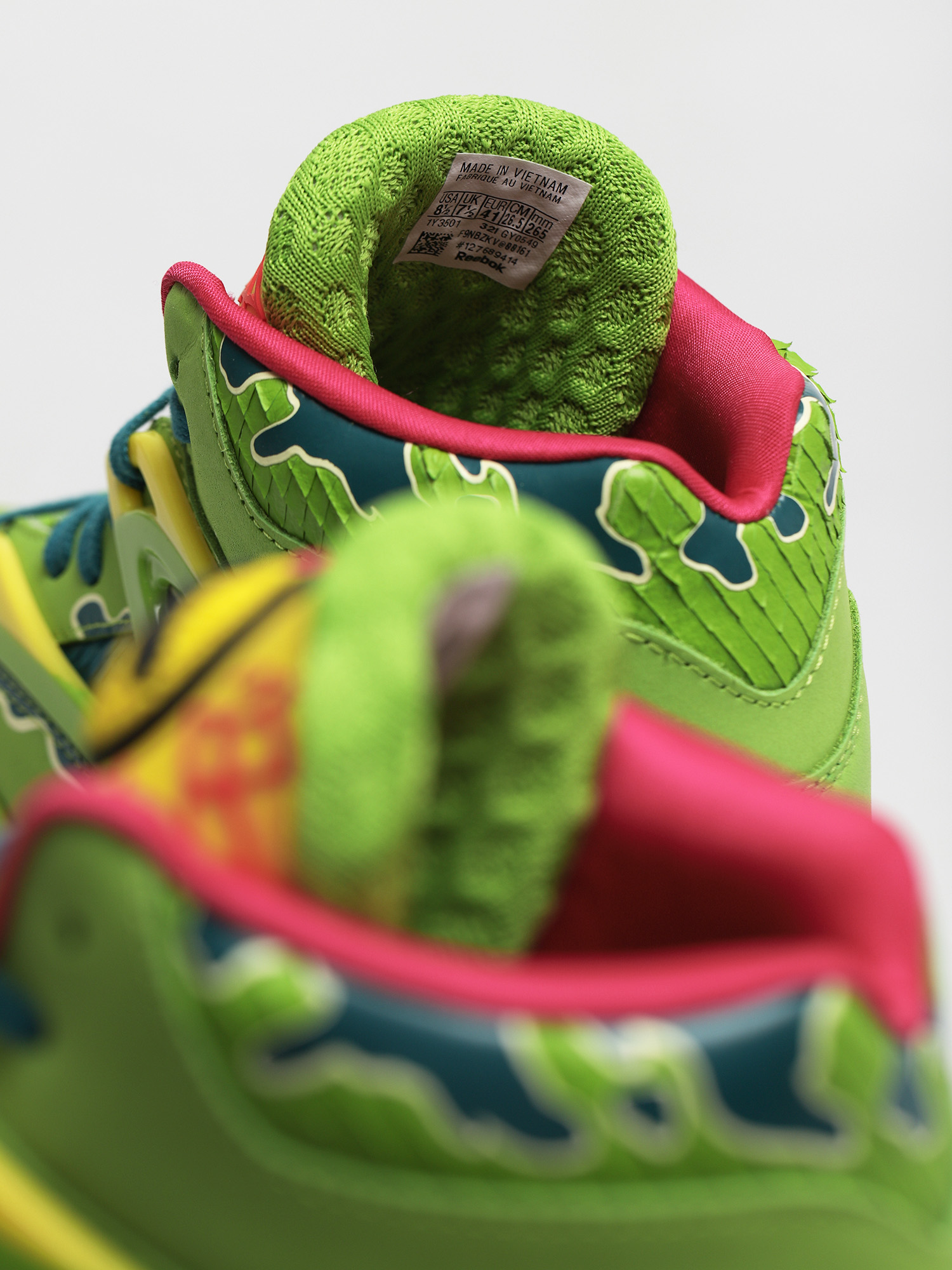 Reebok X Jurassic Park Pump Omni Zone II Shoes (ultim/hertea/stiyel)