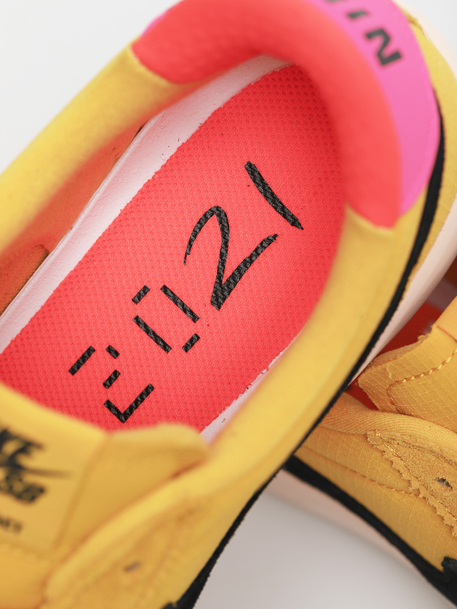Nike SB Bruin React T Shoes (pollen/black pale coral)