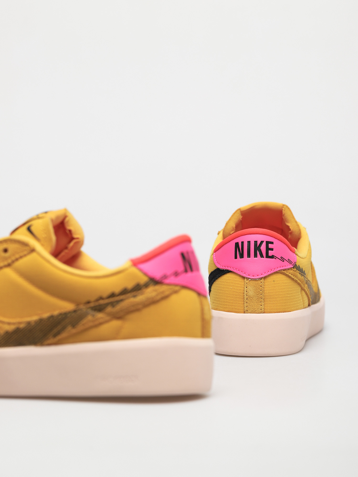 Nike SB Bruin React T Shoes (pollen/black pale coral)