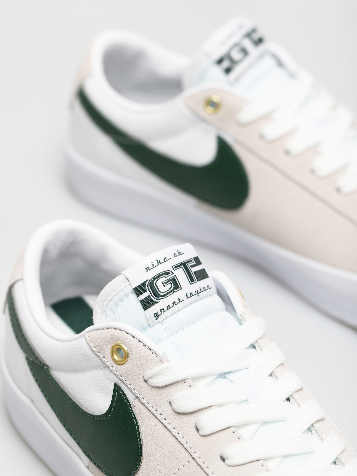 Nike SB Zoom Blazer Low Pro GT Shoes (white/fir white gum light brown)