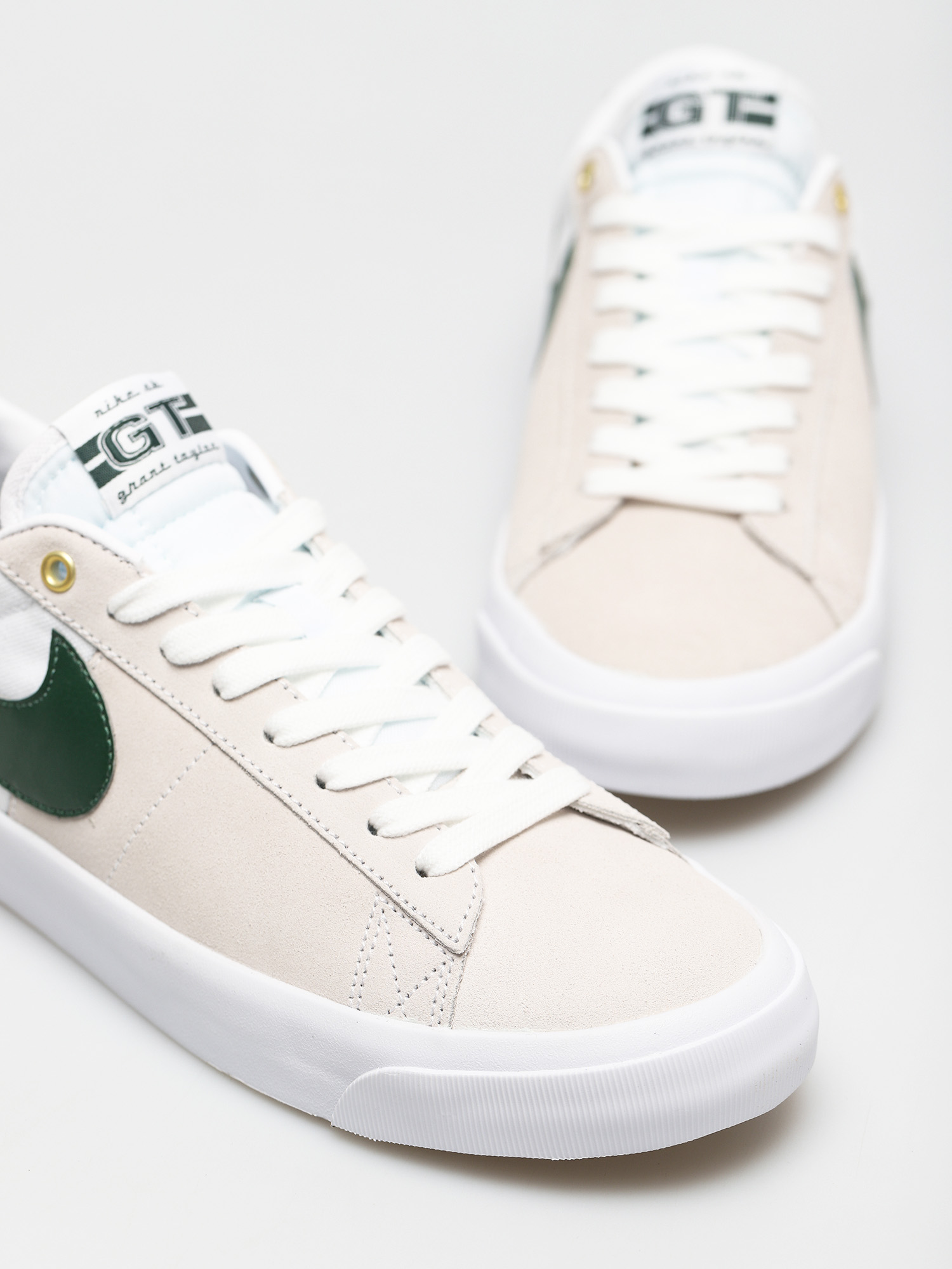 Nike SB Zoom Blazer Low Pro GT Shoes (white/fir white gum light brown)