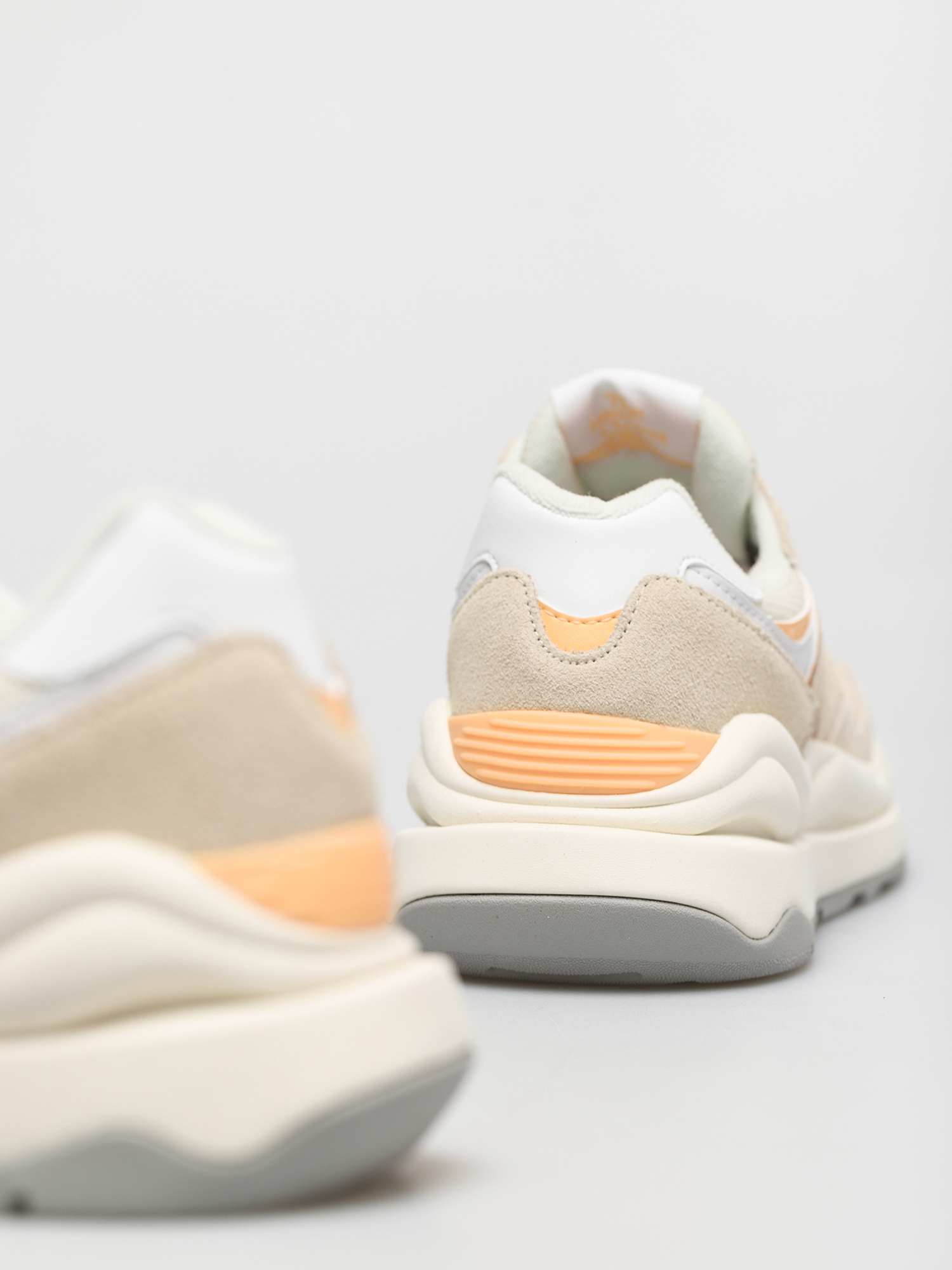 New Balance 5740 Shoes Wmn (angora light mango)