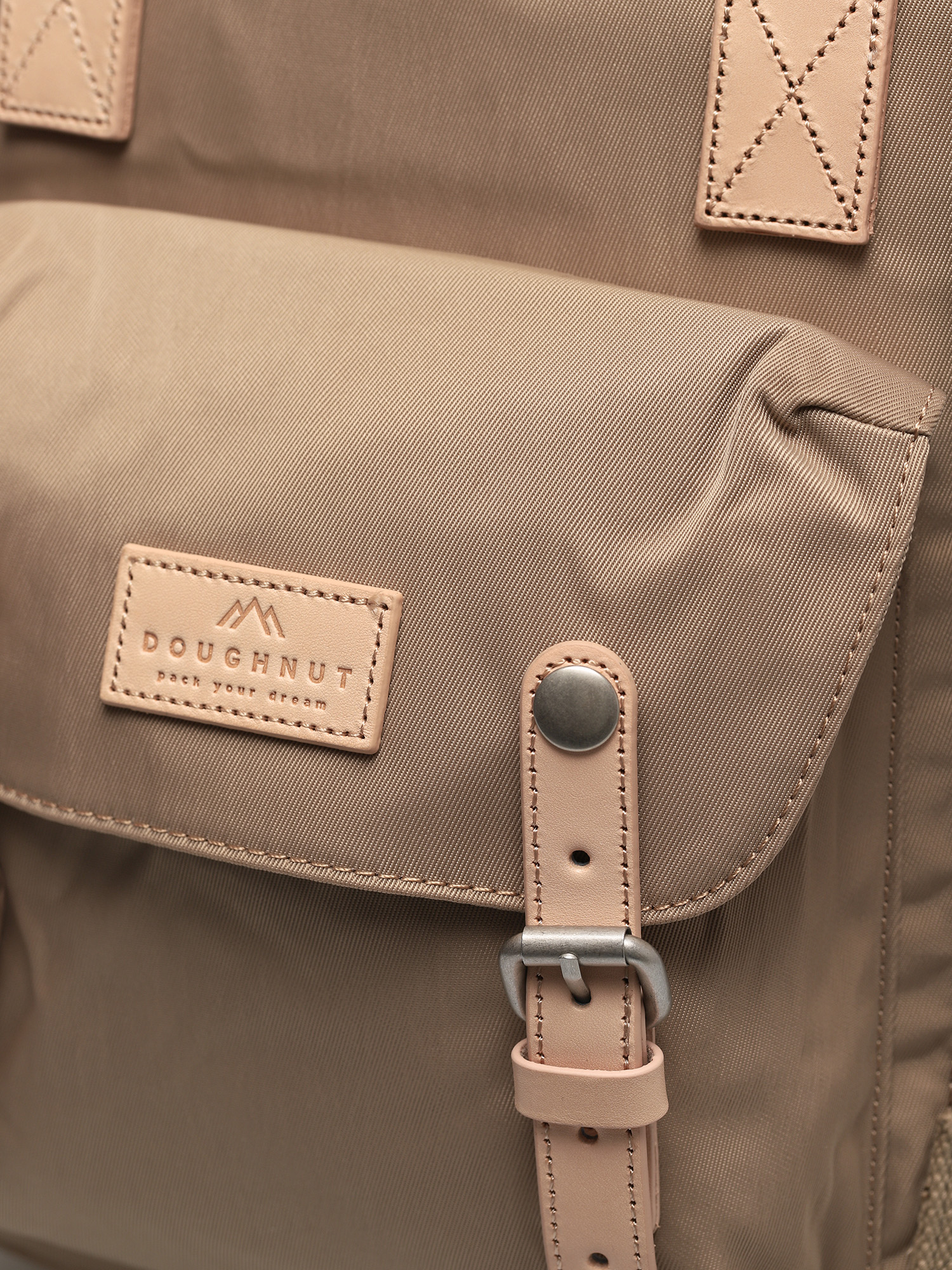 Doughnut Macaroon Backpack (almond)