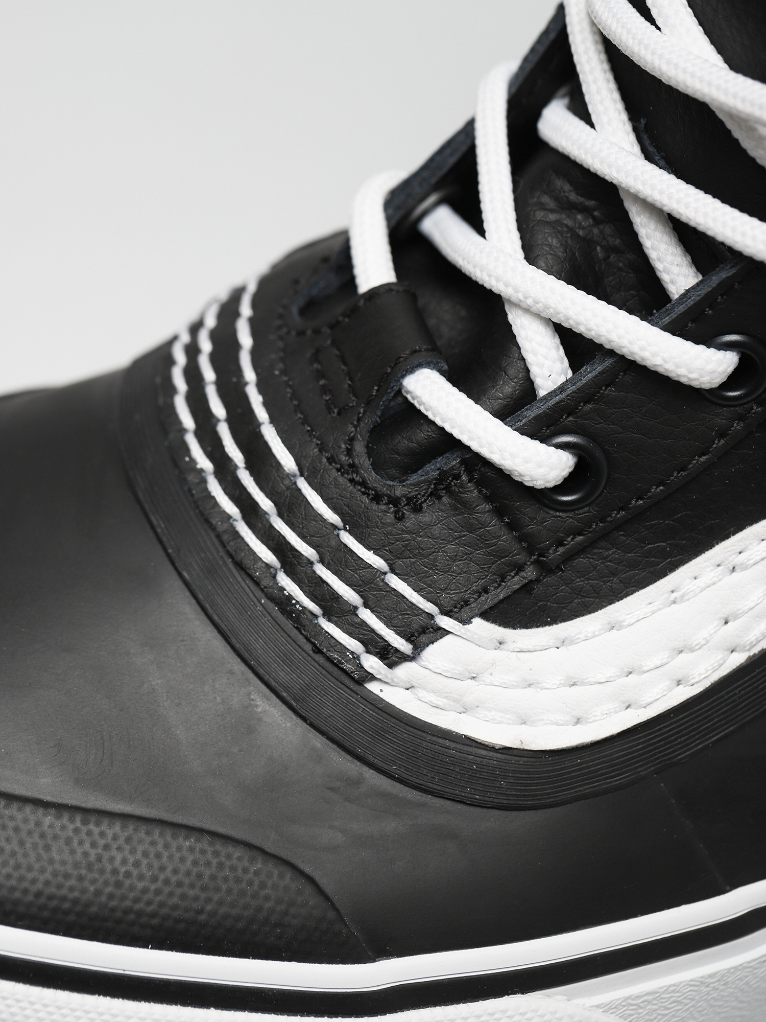 Vans Standard Mid Snow MTE Shoes (black/white)