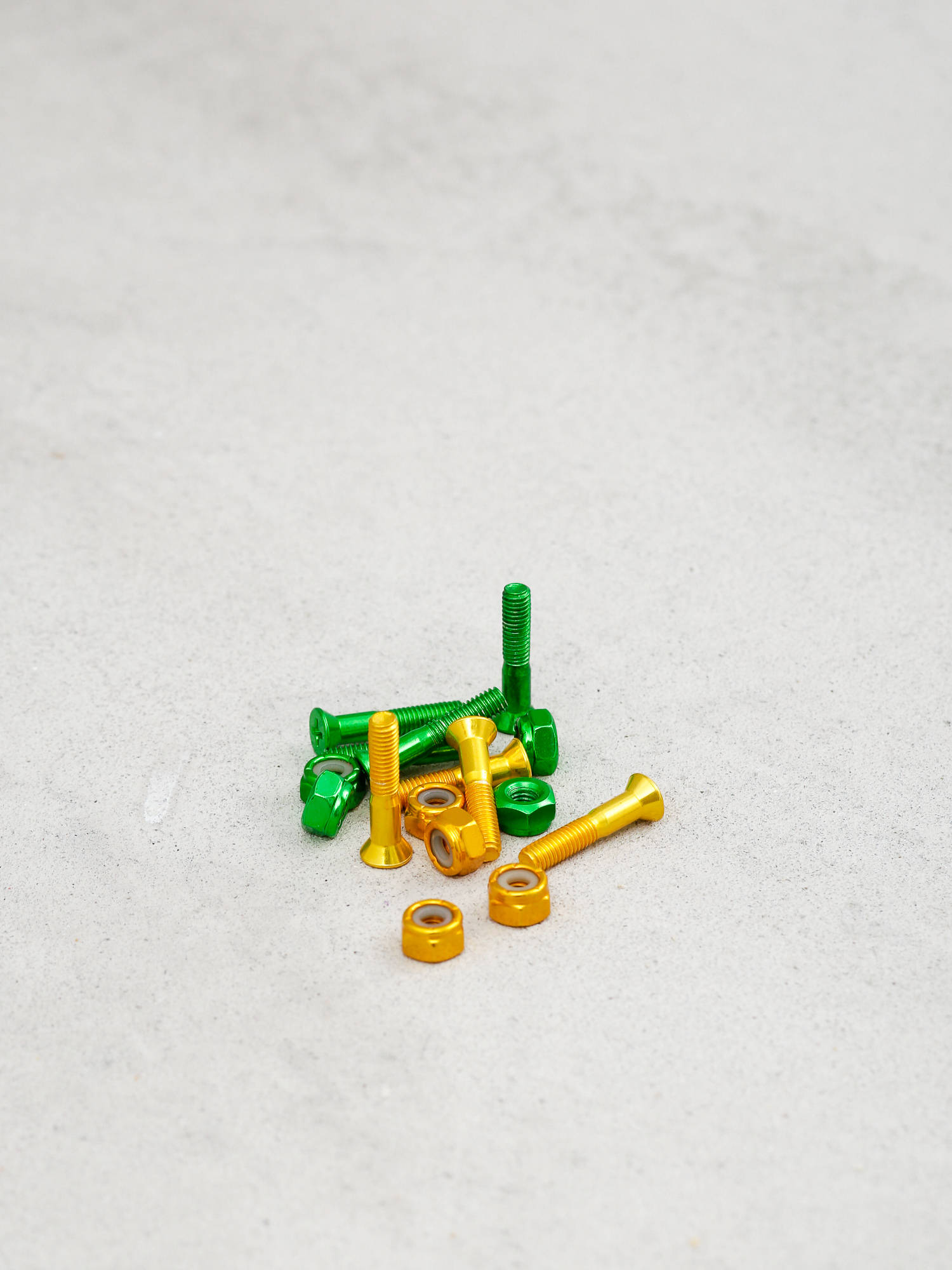 Shake Junt 7/8" Phillips Skateboard Hardware – Green/Yellow Mix (SJ511)