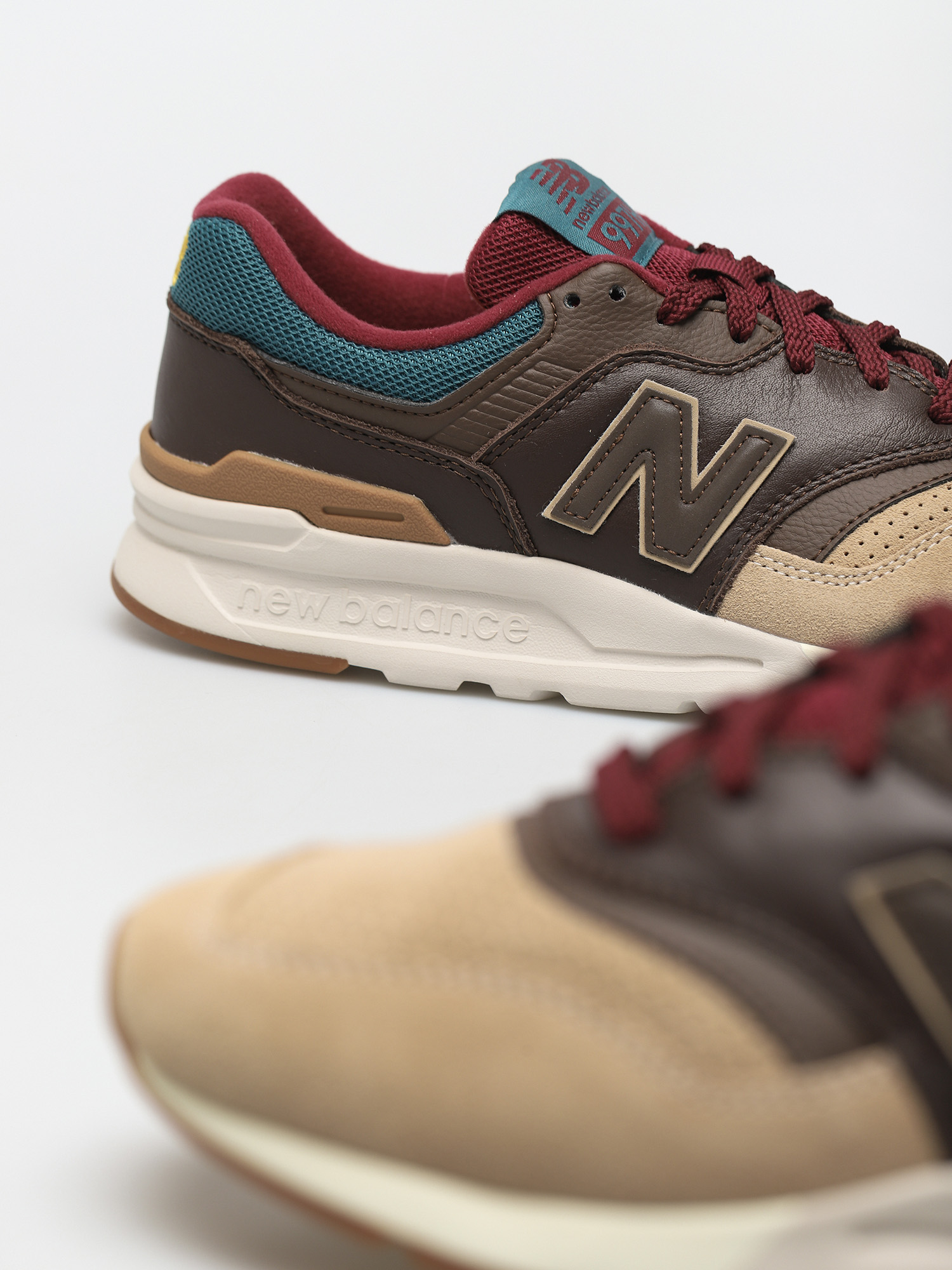 New Balance 997 Shoes (brown)