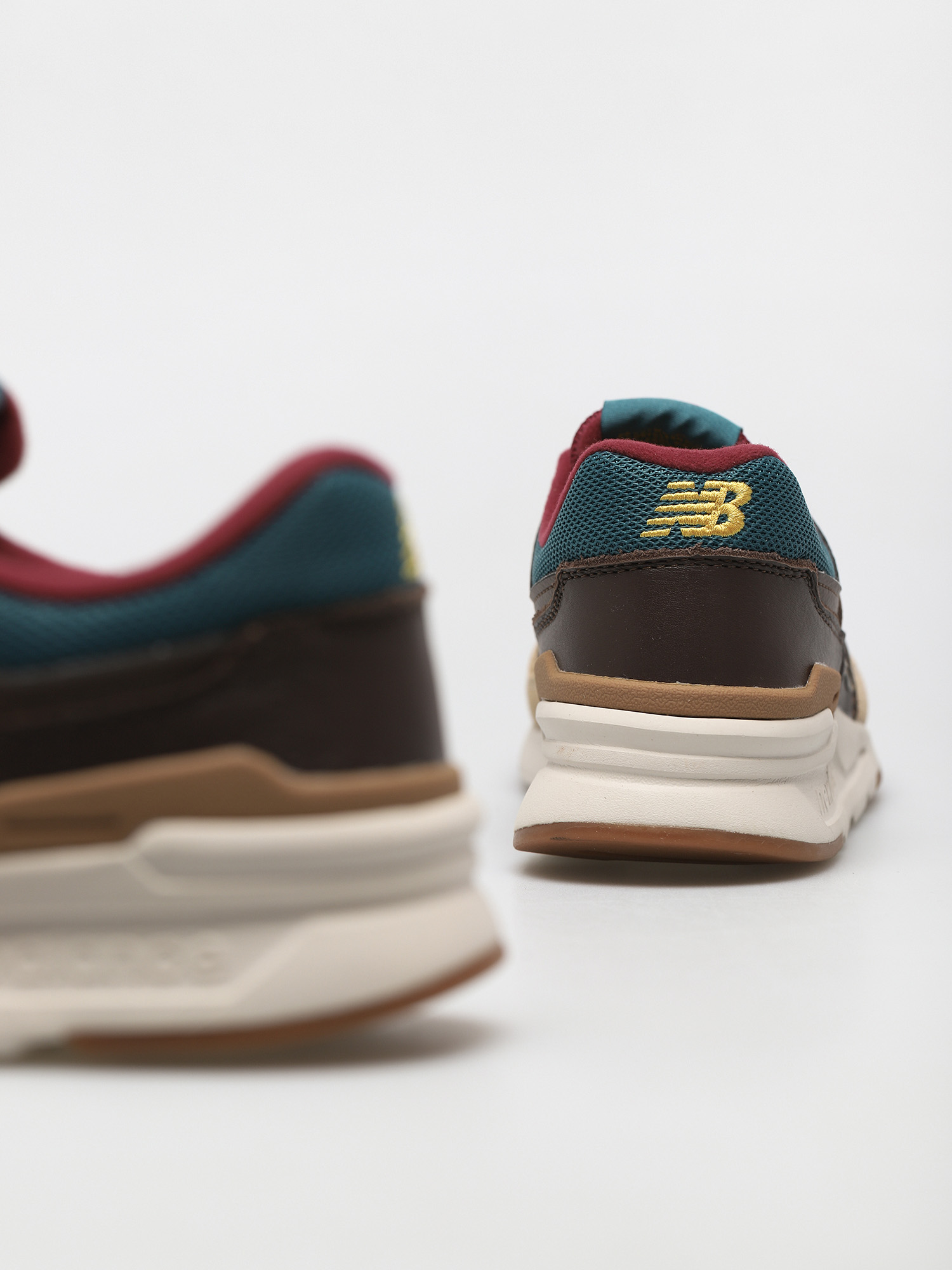 New Balance 997 Shoes (brown)