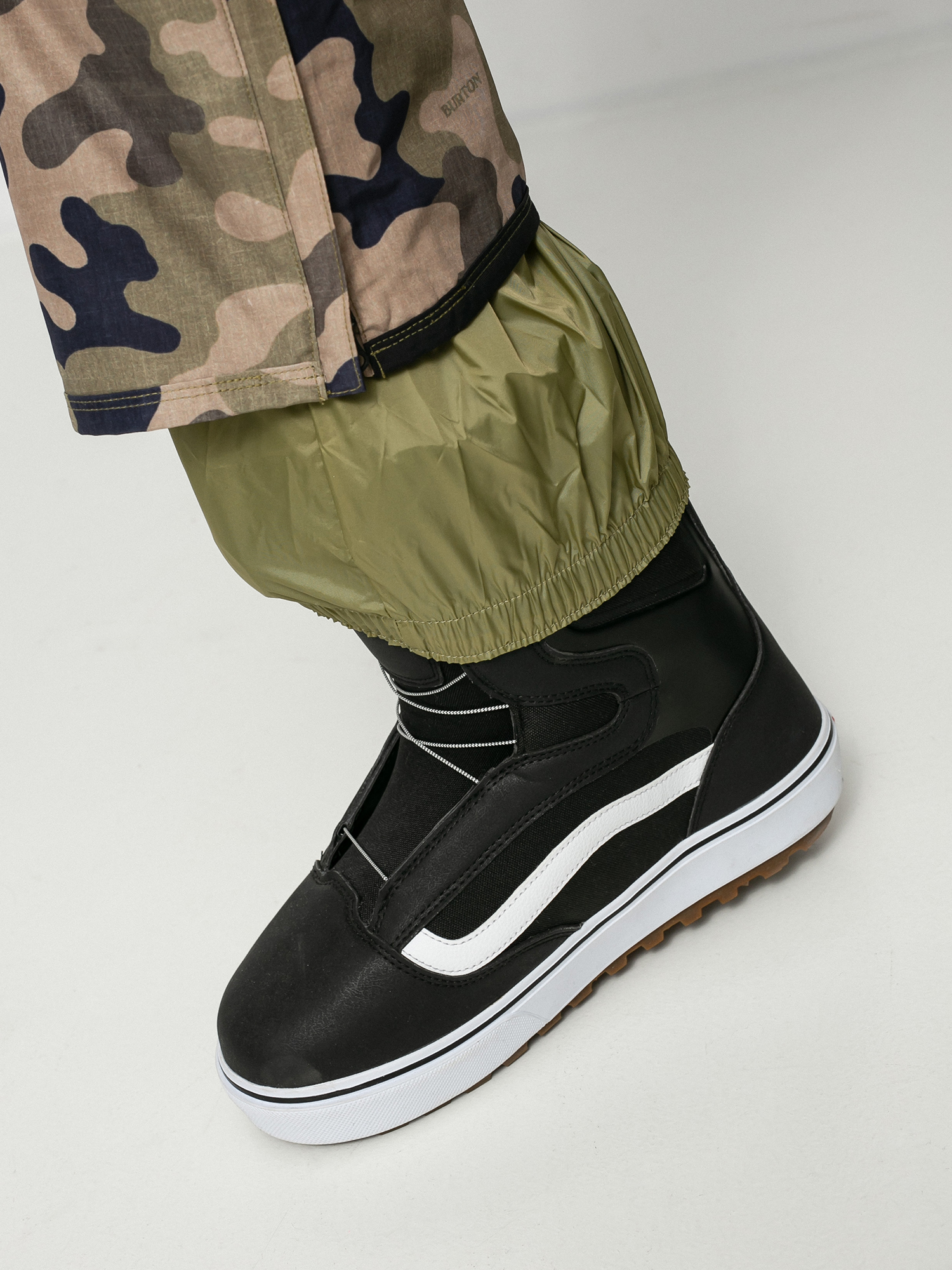 Mens Burton Gore‑Tex Reserve Bib Snowboard pants (martini olive terra camo/martini olive)