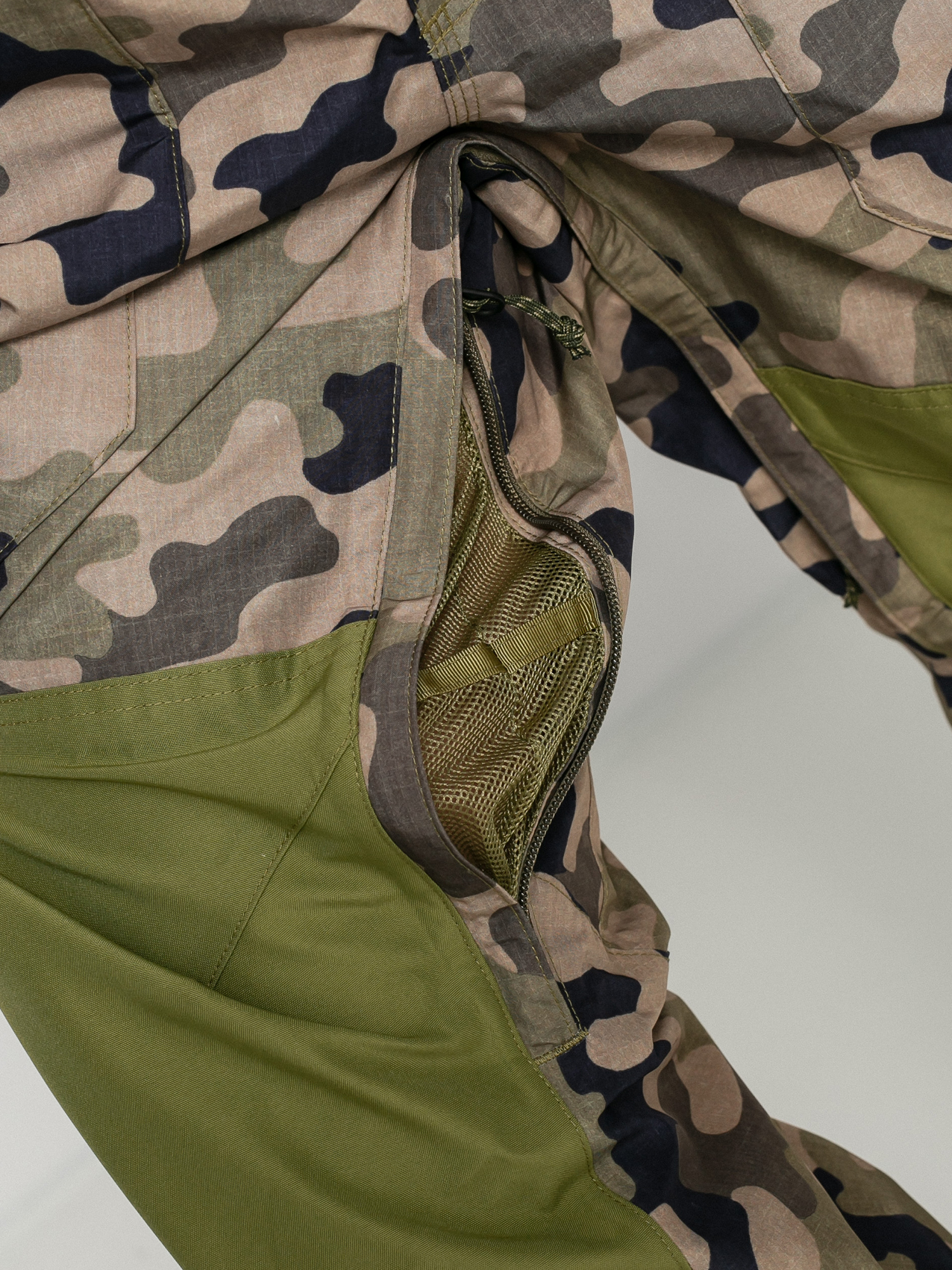 Mens Burton Gore‑Tex Reserve Bib Snowboard pants (martini olive terra camo/martini olive)