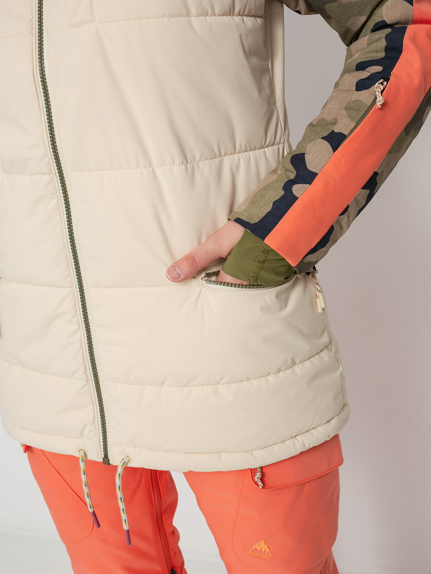 Damen Burton Keelan Snowboardjacke (creme brulee/martini olive terra camo)