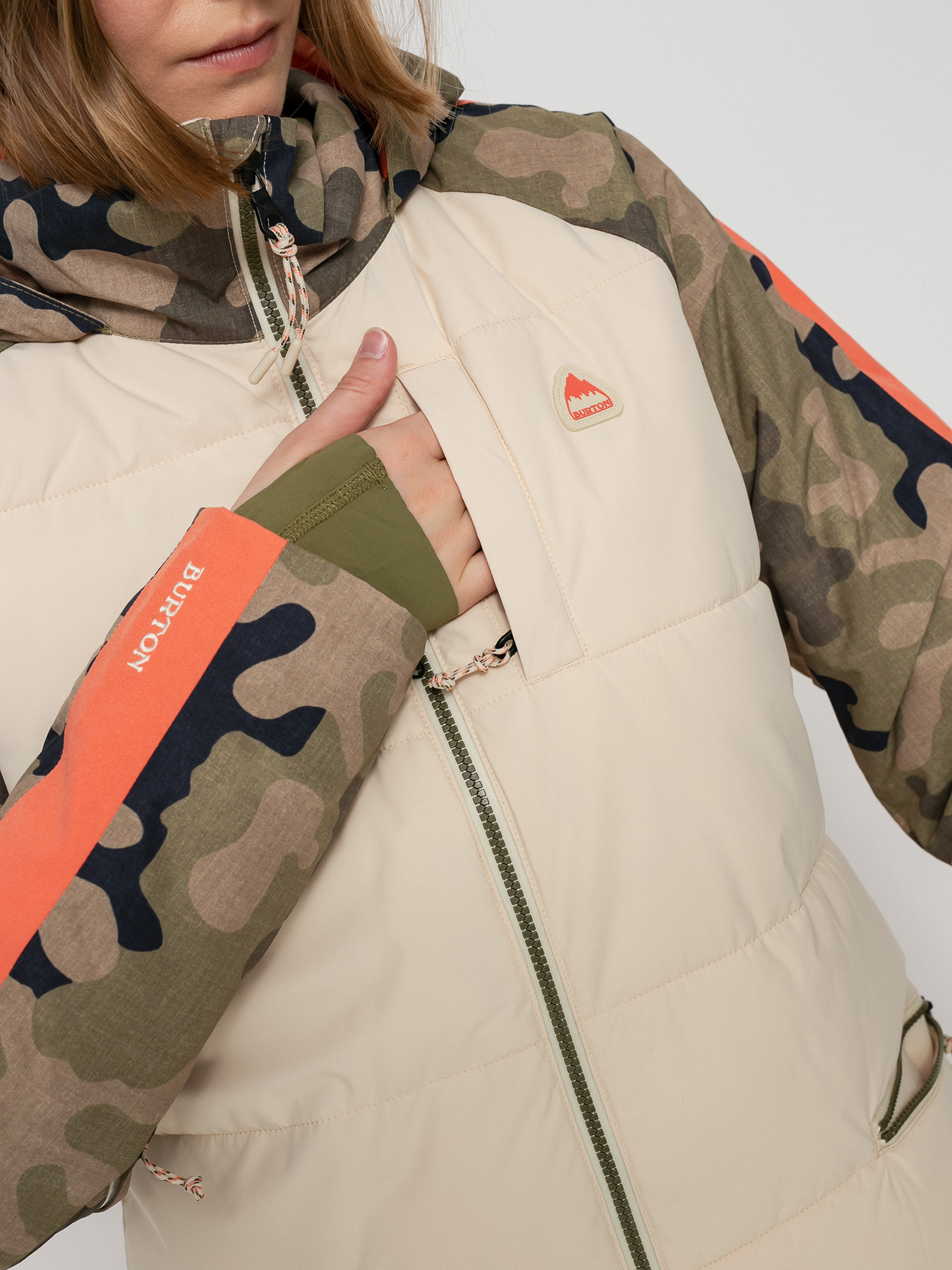 Damen Burton Keelan Snowboardjacke (creme brulee/martini olive terra camo)