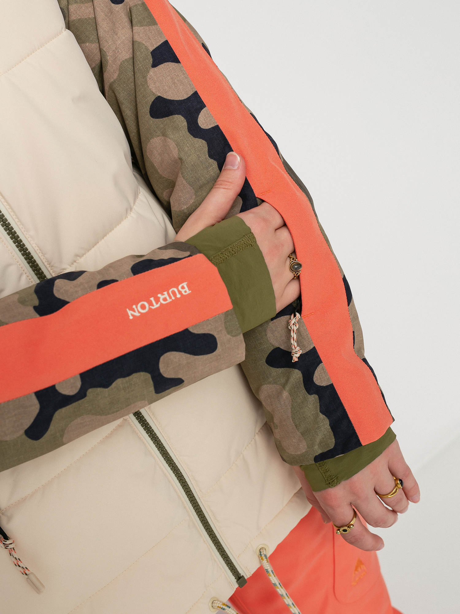 Damen Burton Keelan Snowboardjacke (creme brulee/martini olive terra camo)