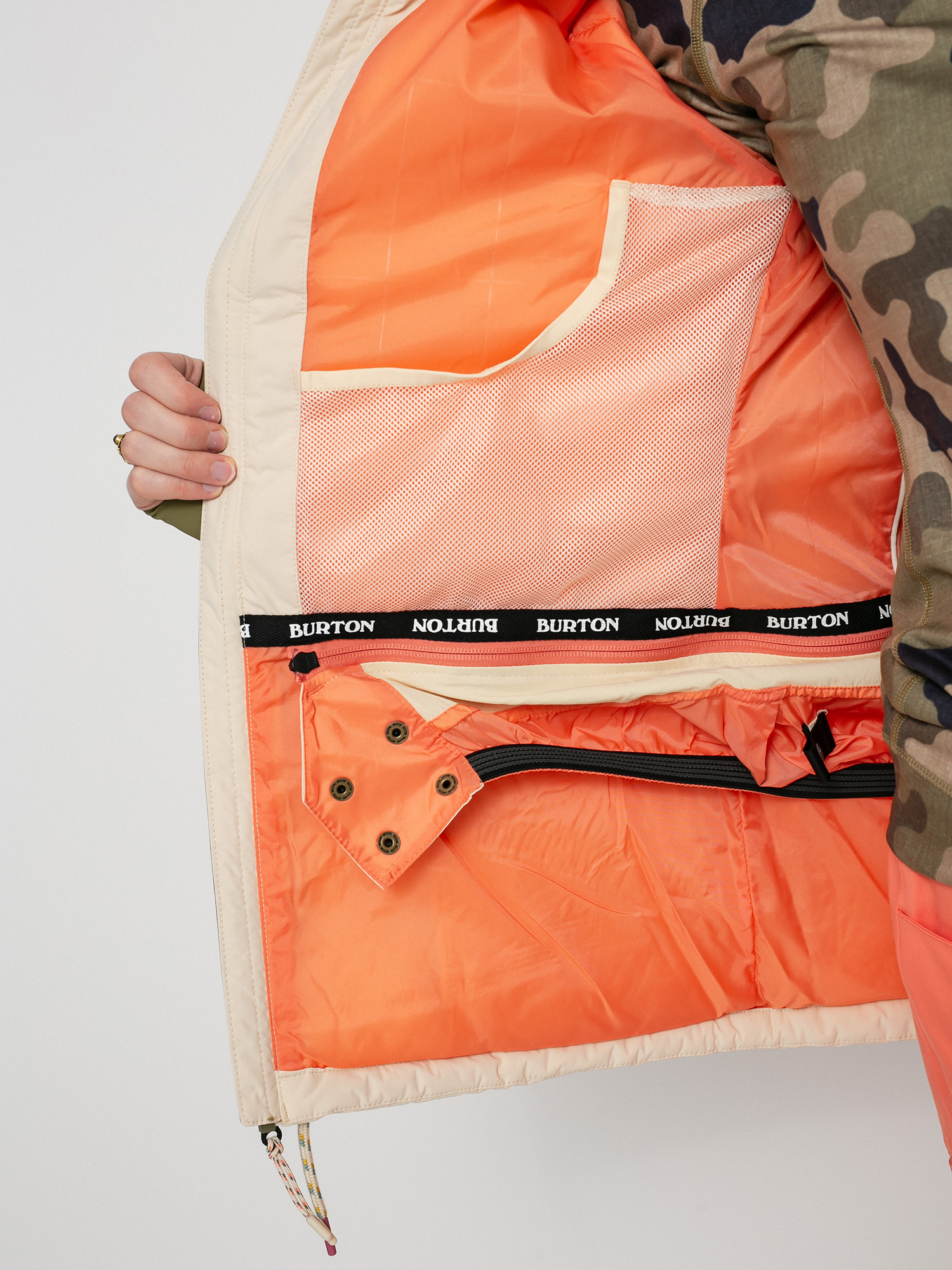 Damen Burton Keelan Snowboardjacke (creme brulee/martini olive terra camo)