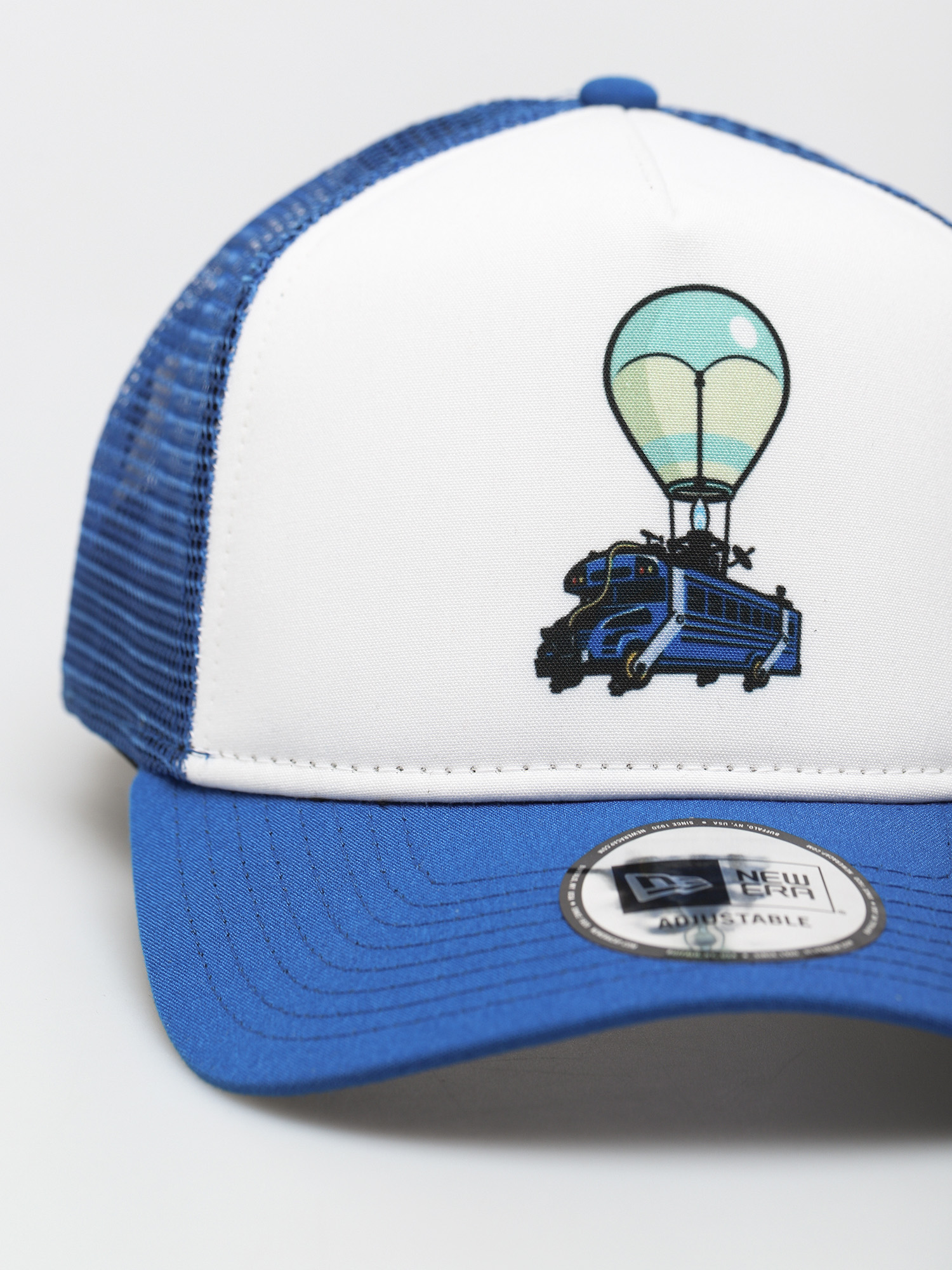 New Era Fortnite Battle Bus Trucker Cap (white/blue)