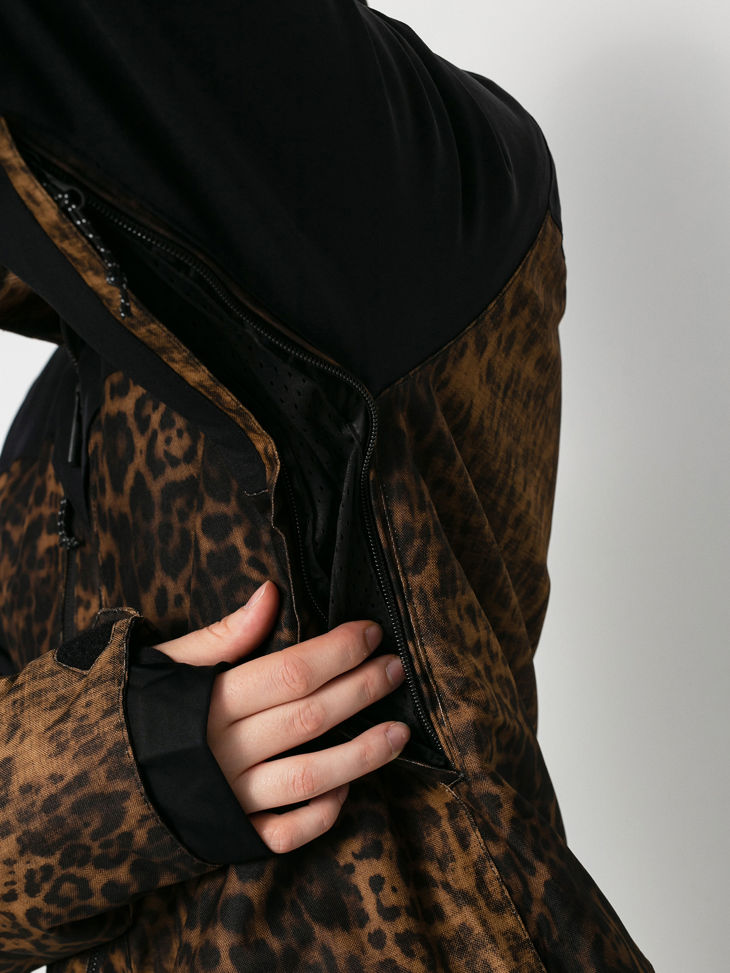 Volcom Shelter 3D Stretch Snowboardjacke Wmn Schwarz (leopard)