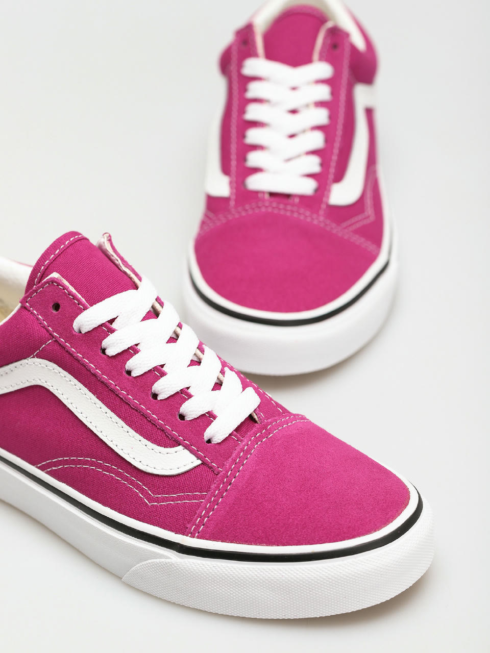 Vans Old Skool Shoes (fuchsia red/true white)