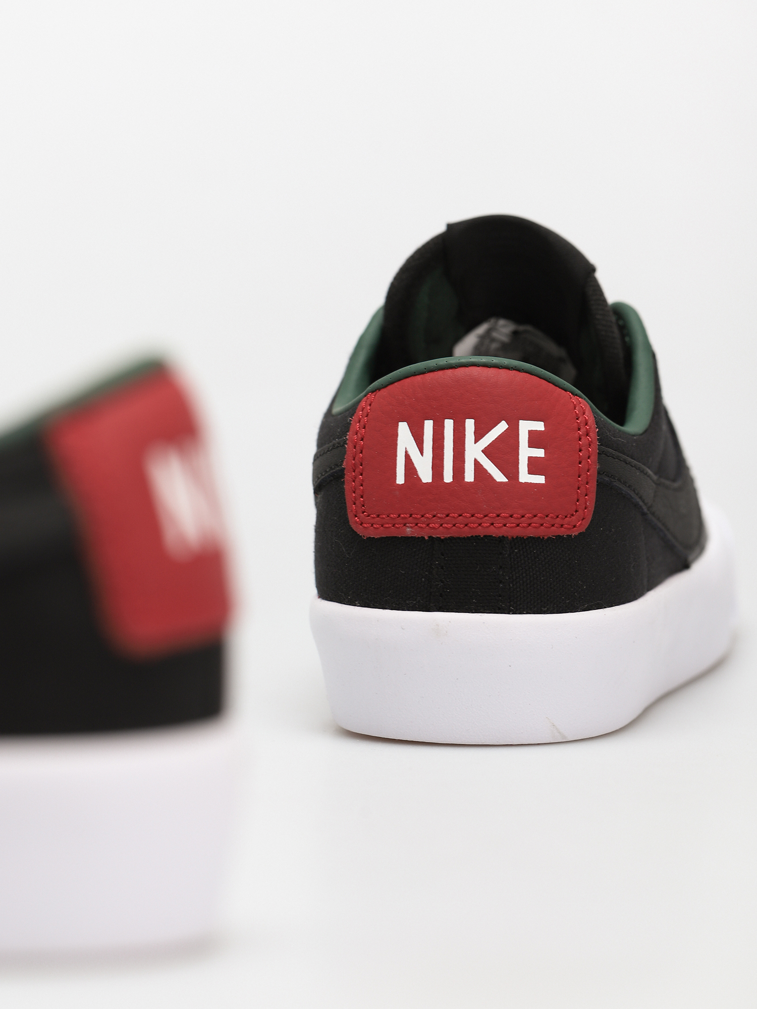 Nike SB Zoom Blazer Low Pro Gt Premium Shoes (black/black varsity red fir)