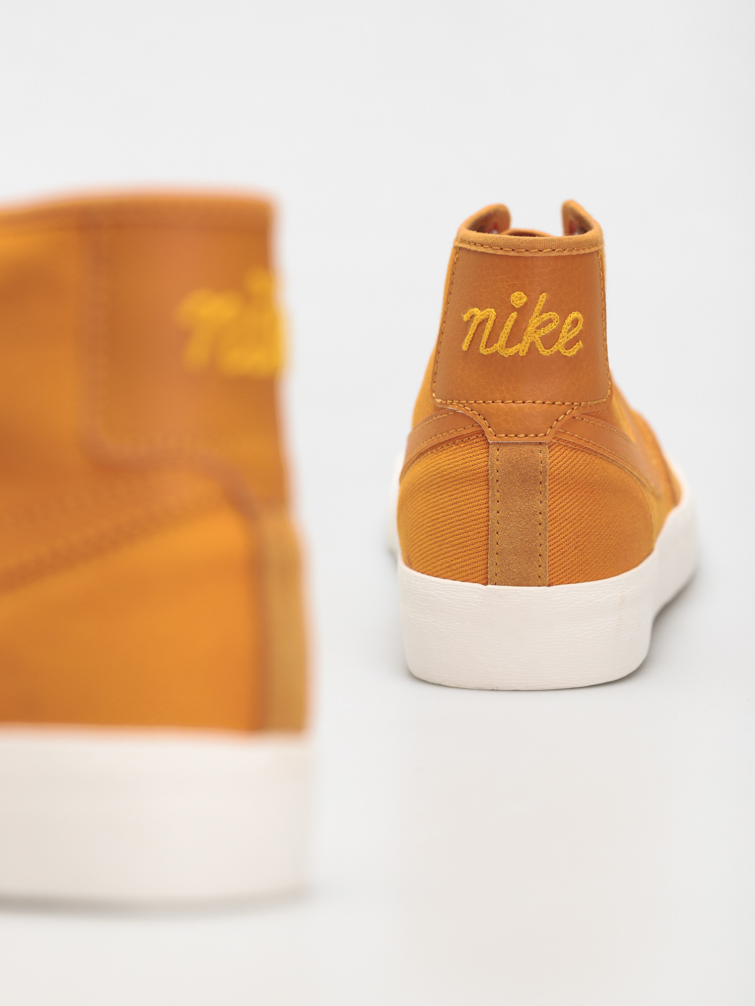 Nike SB BLZR Court Mid Premium Shoes (light curry/light curry light curry sail)