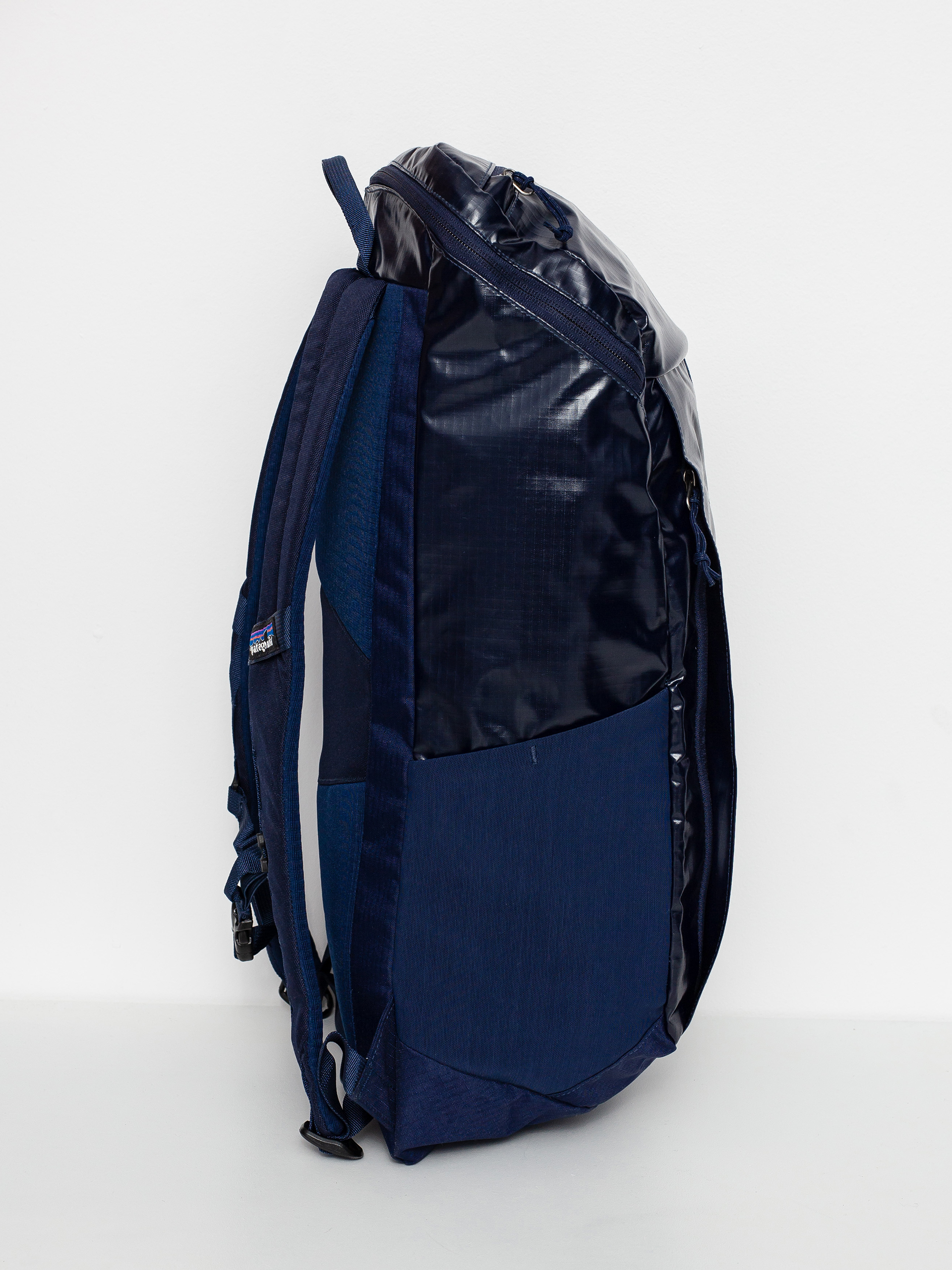 patagonia black hole 25l backpack navy blue Pack Offering a comfortable carry and practical storage Brand new Patagonia black hole