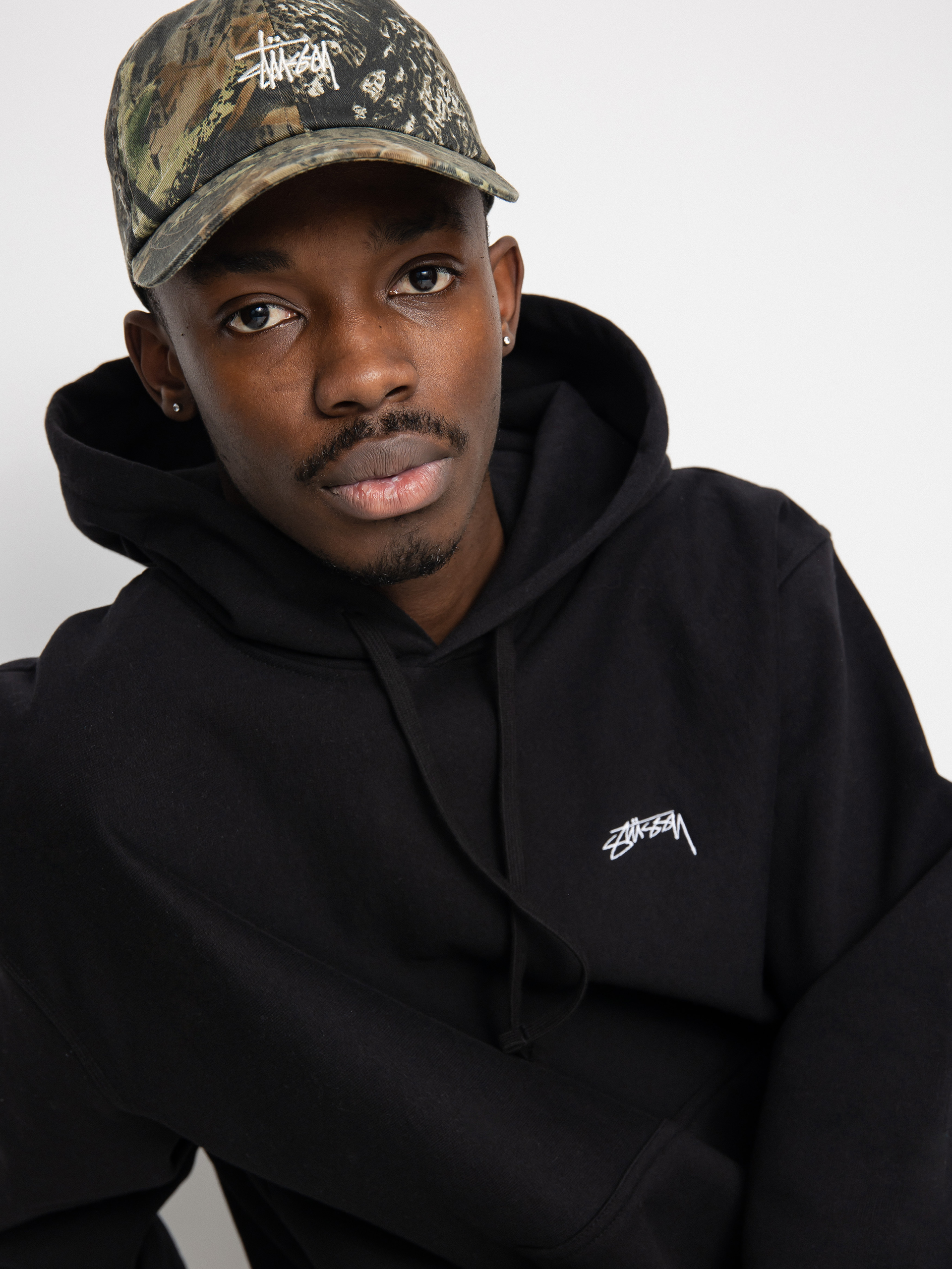 Stussy stock discount logo hoodie black