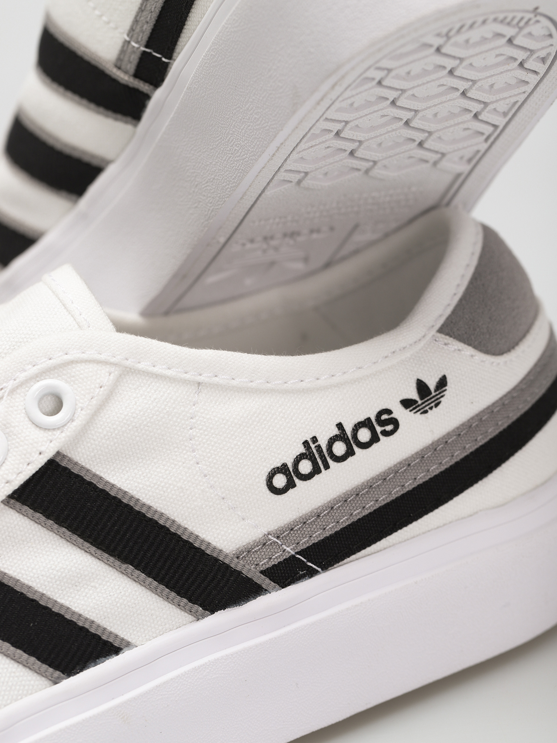 adidas Originals Delpala Shoes (ftwwht/cblack/chsogr)
