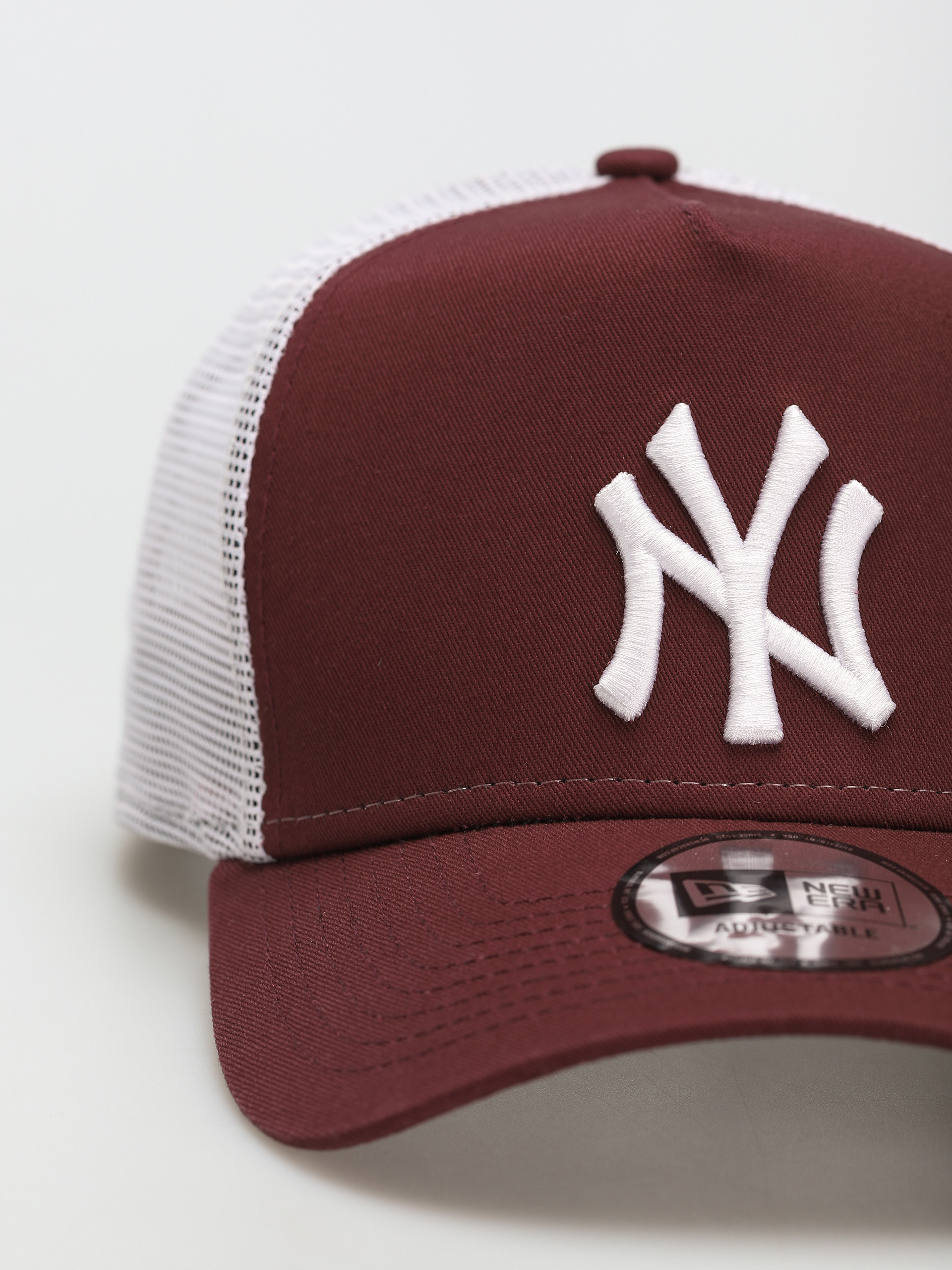 New Era League Essential 9Forty Trucker New York Yankees Cap (maroon/white)