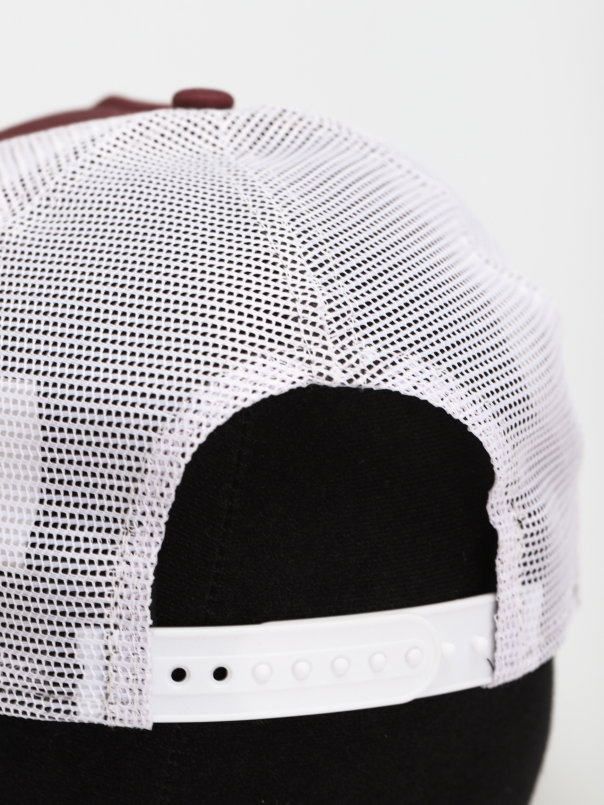 New Era League Essential 9Forty Trucker New York Yankees Cap (maroon/white)