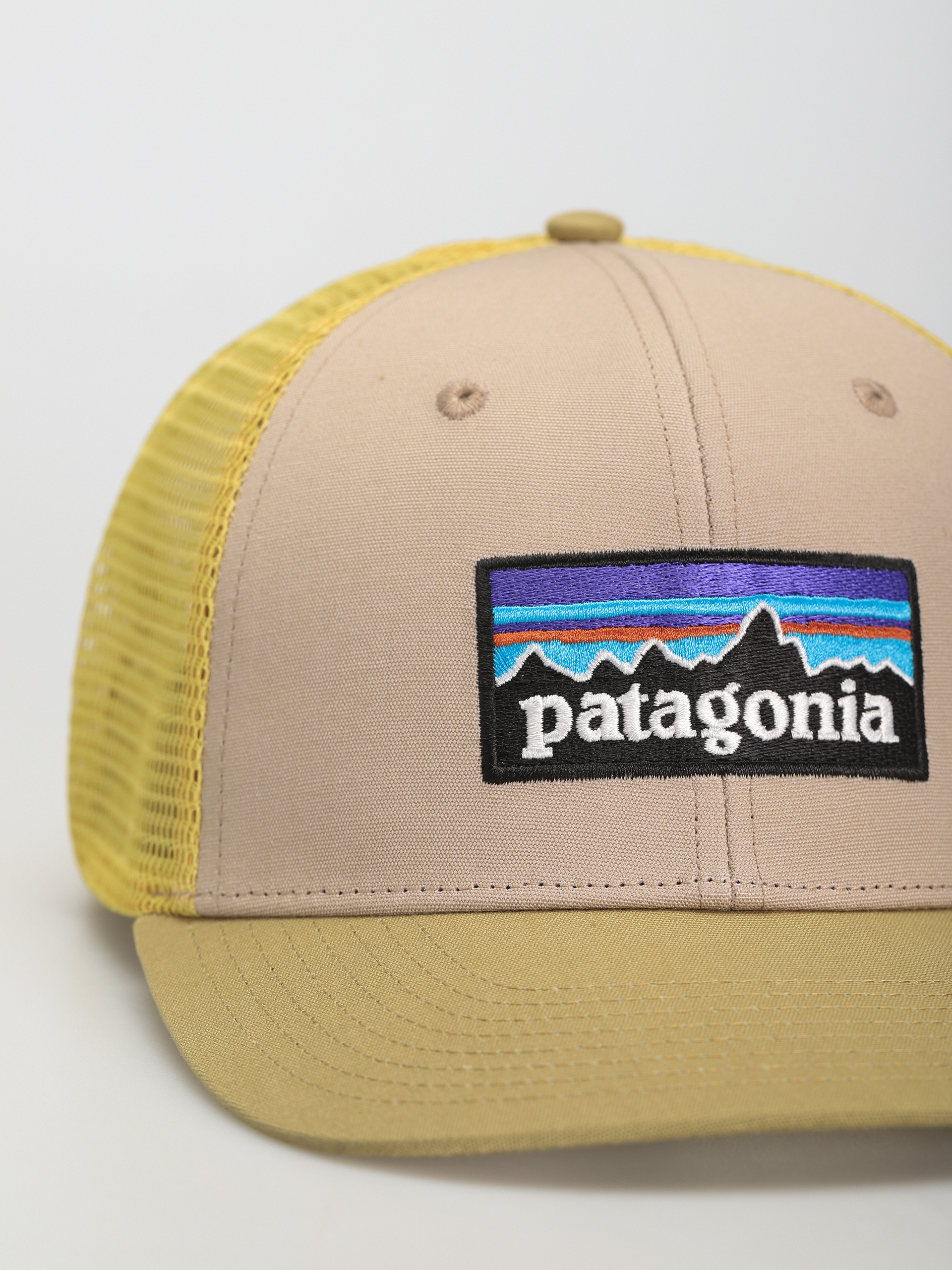 Patagonia P 6 Logo Trucker Cap (oar tan)