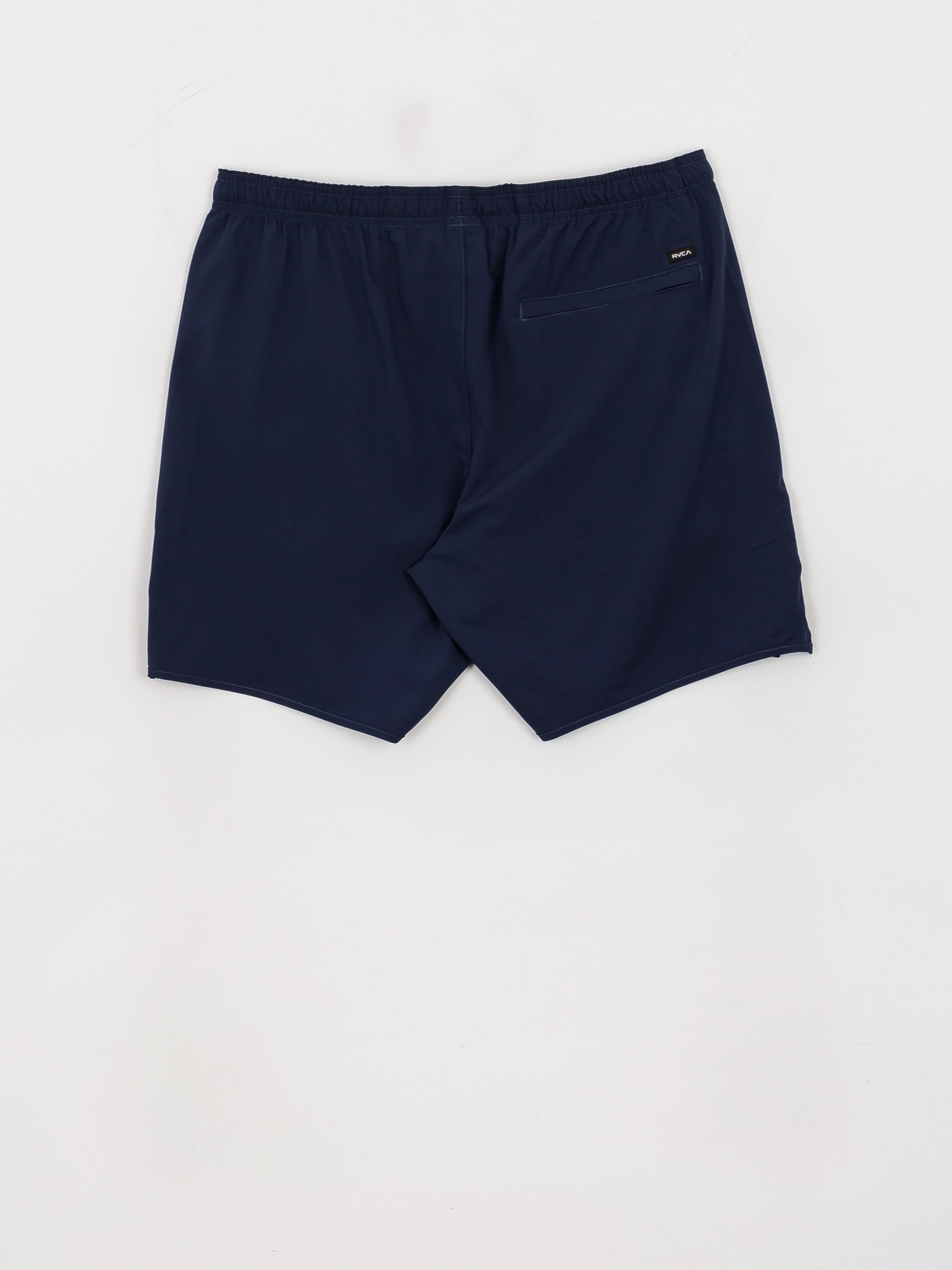 camisa branca e bermuda preta