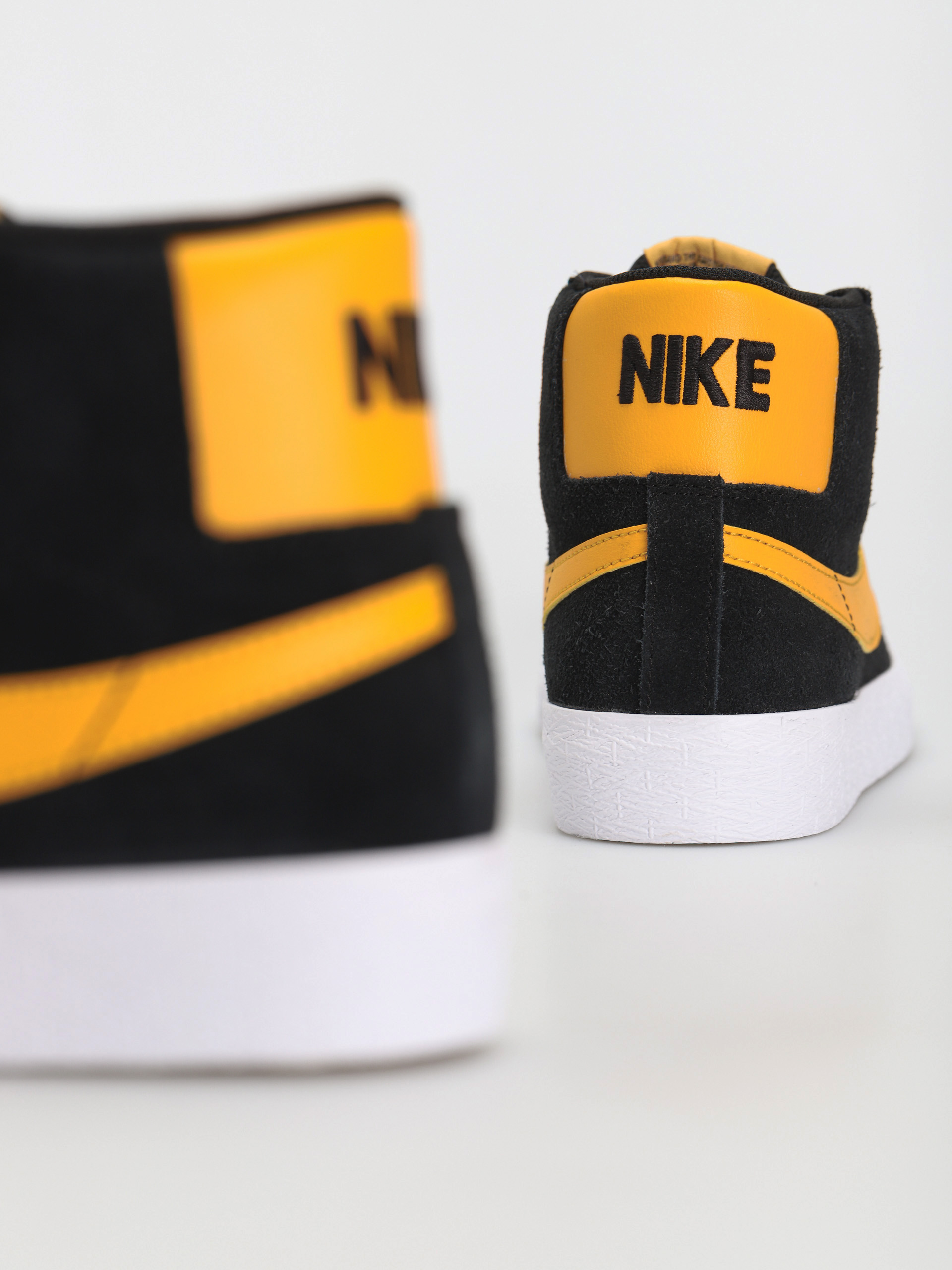 Nike SB Zoom Blazer Mid Shoes (black/university gold black white)