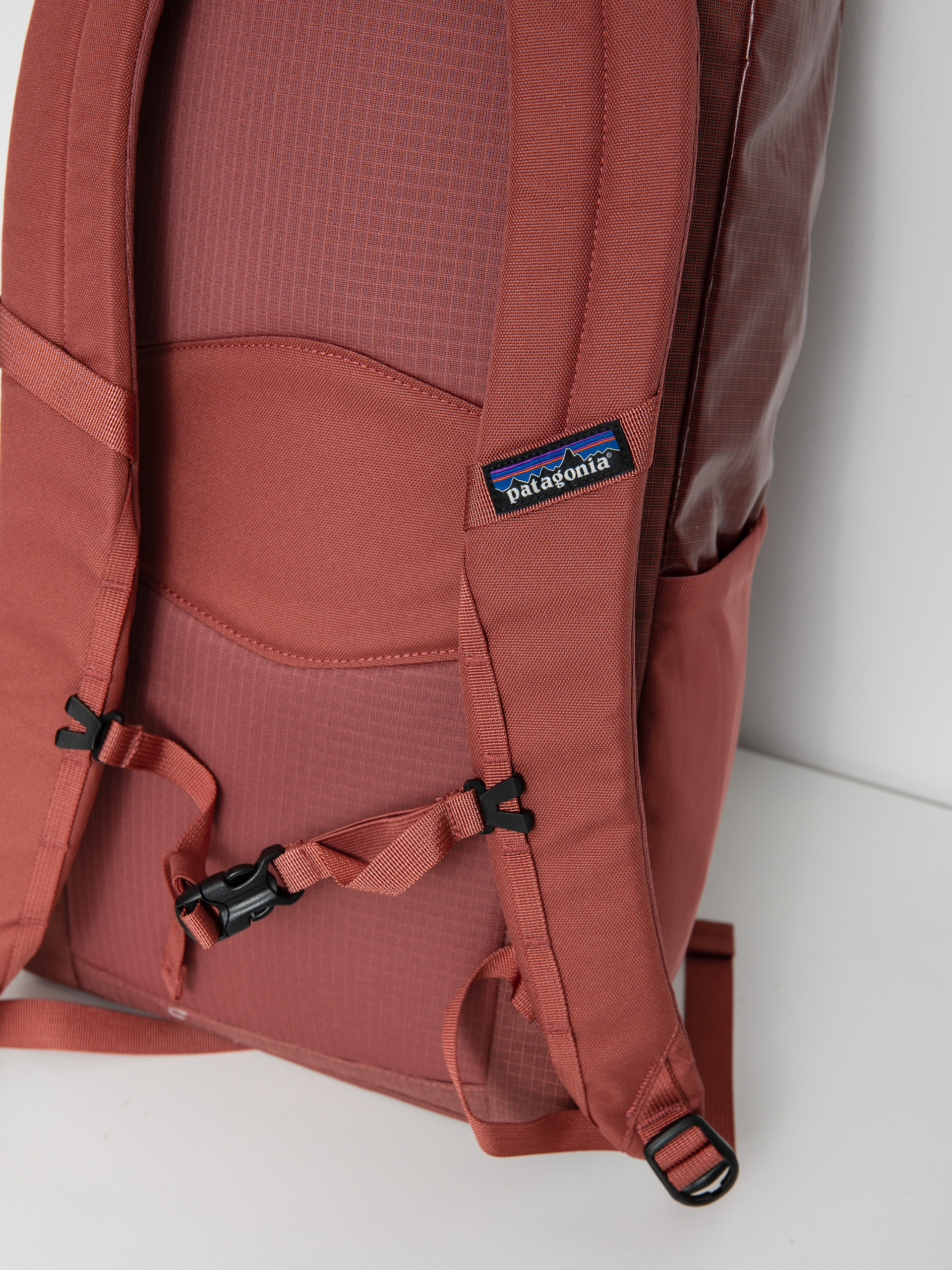 Patagonia Black Hole Pack 25L Rucksack (rosehip)