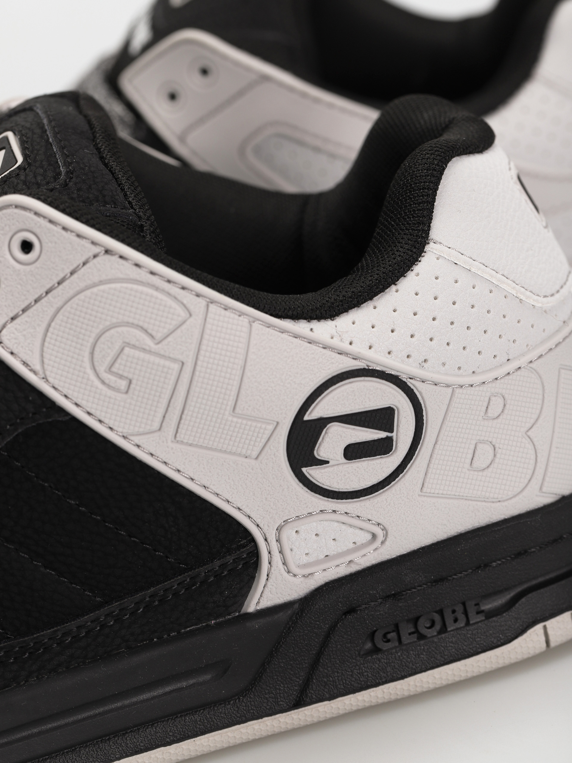Globe Tilt Shoes (black/black/alloy)