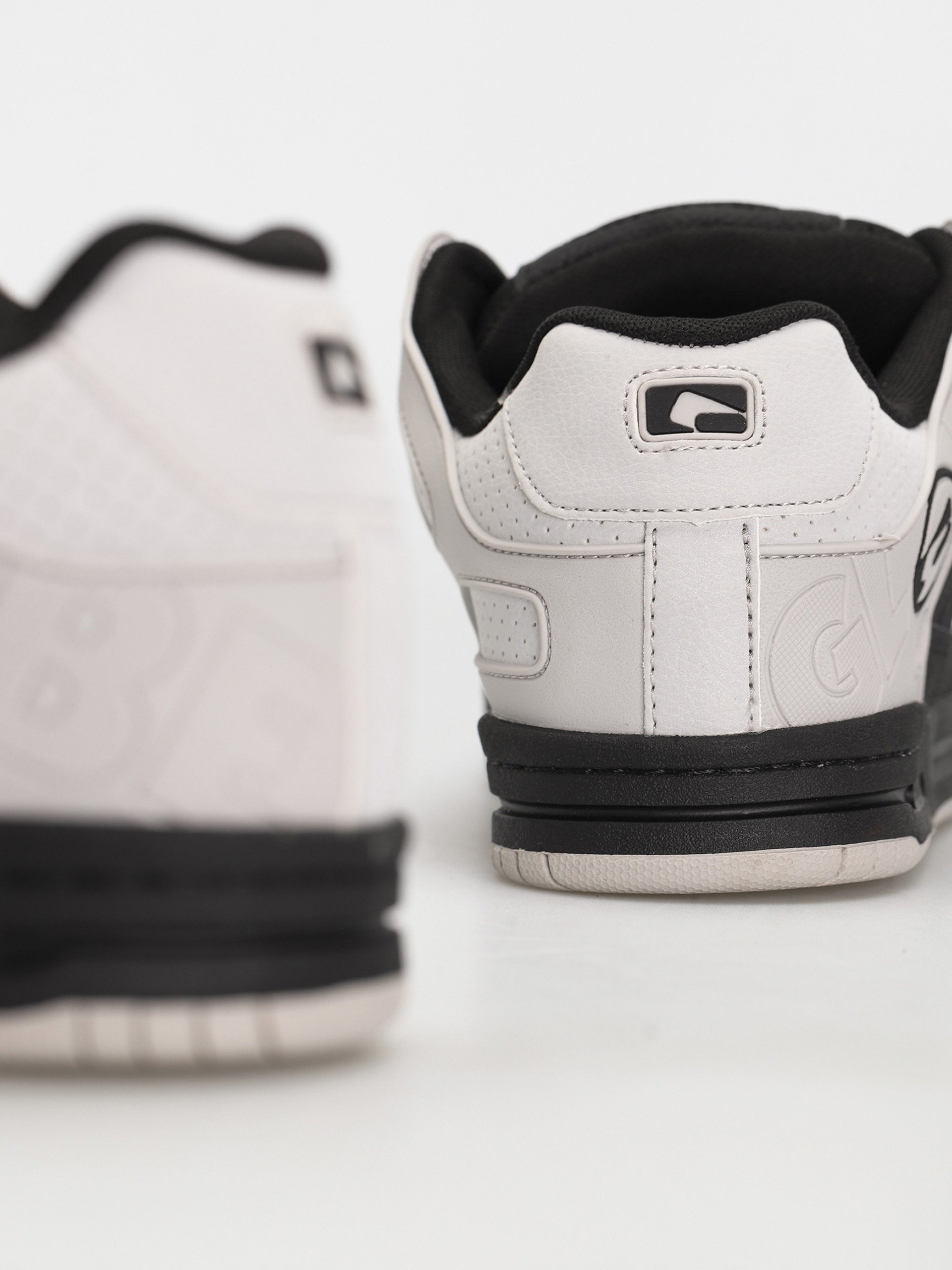 Globe Tilt Shoes (black/black/alloy)