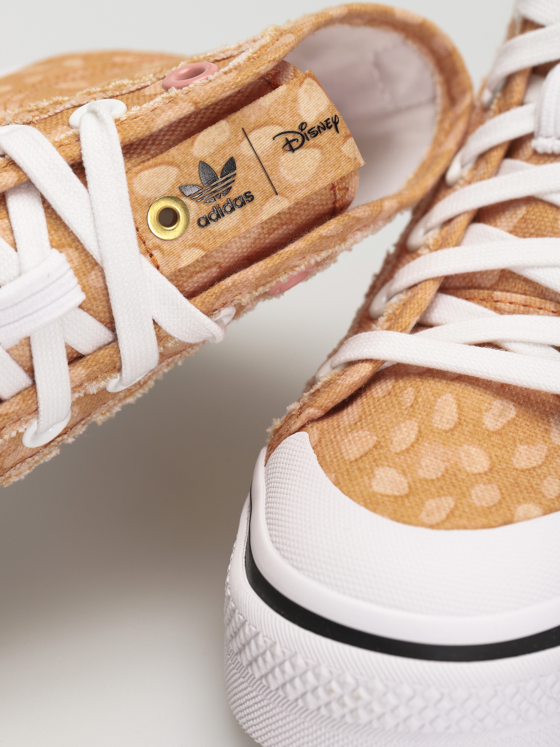 adidas Originals Disney Nizza Platfo Shoes Wmn (ftwwht/legbur/owhite)