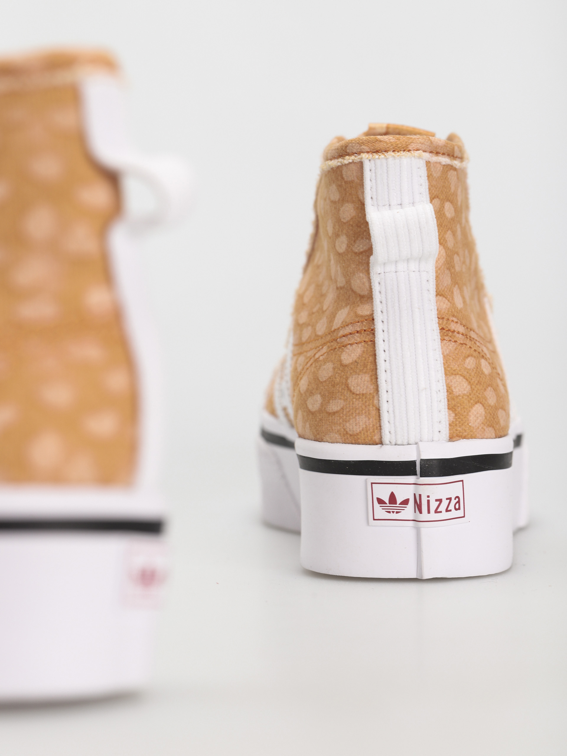 adidas Originals Disney Nizza Platfo Shoes Wmn (ftwwht/legbur/owhite)