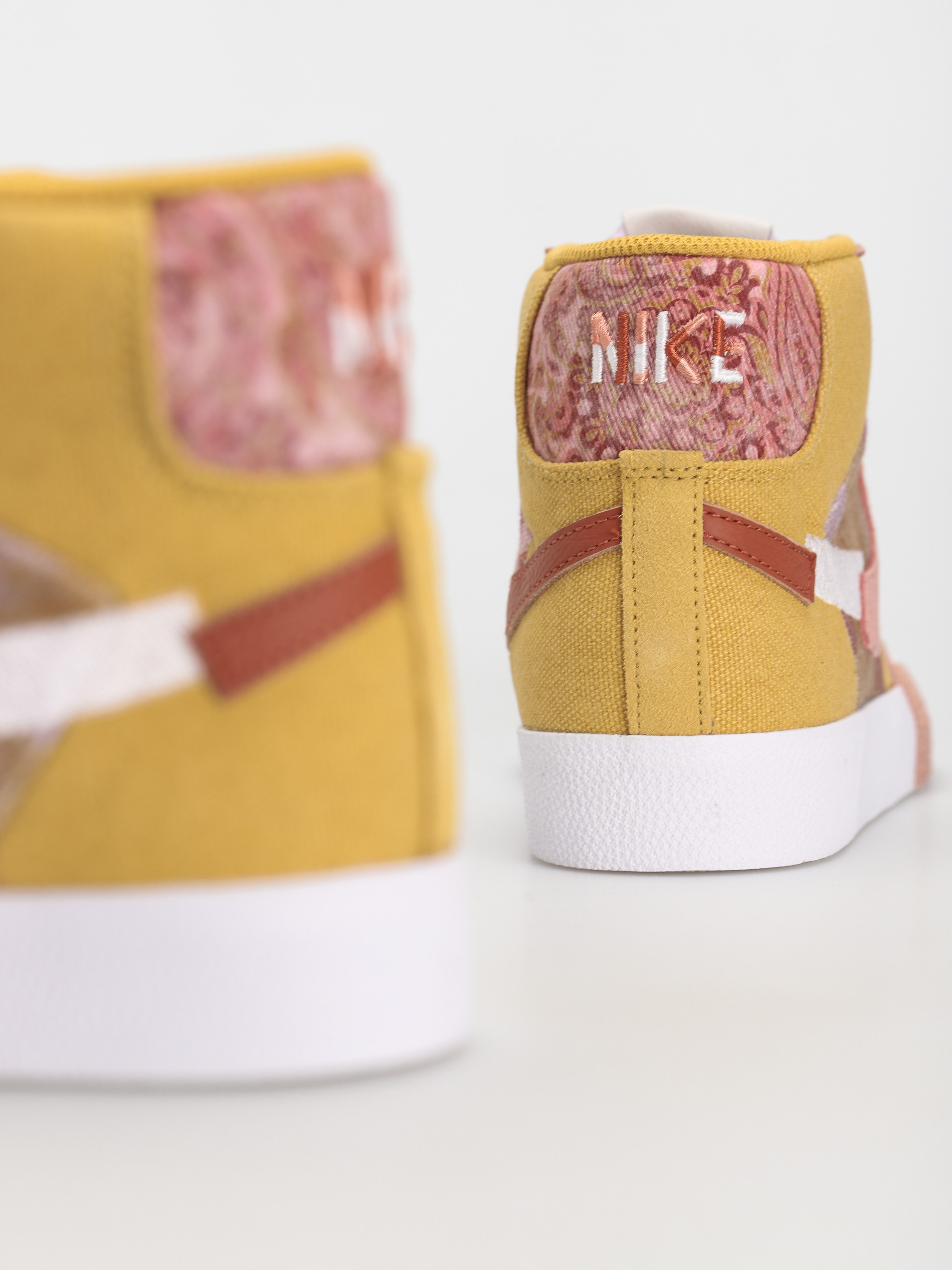 Nike SB Zoom Blazer Mid Premium Shoes (sanded gold/white burnt sunrise)