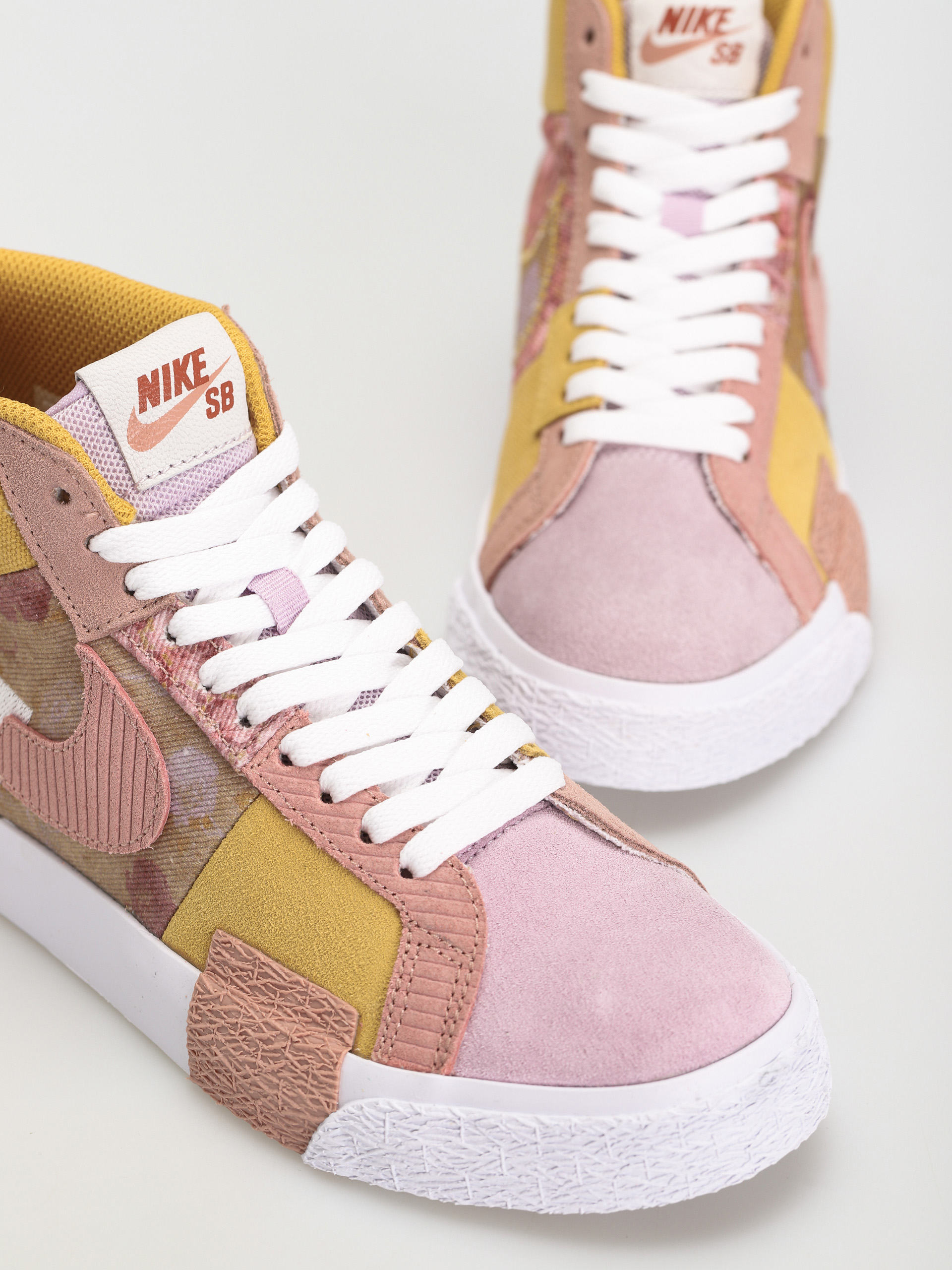 Nike SB Zoom Blazer Mid Premium Shoes (sanded gold/white burnt sunrise)