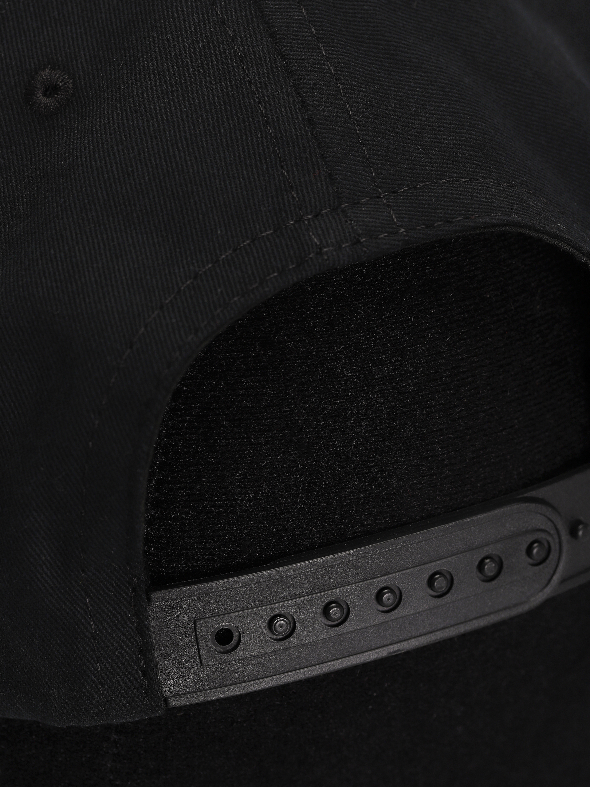 eS Script Applique Snapback Cap (black)