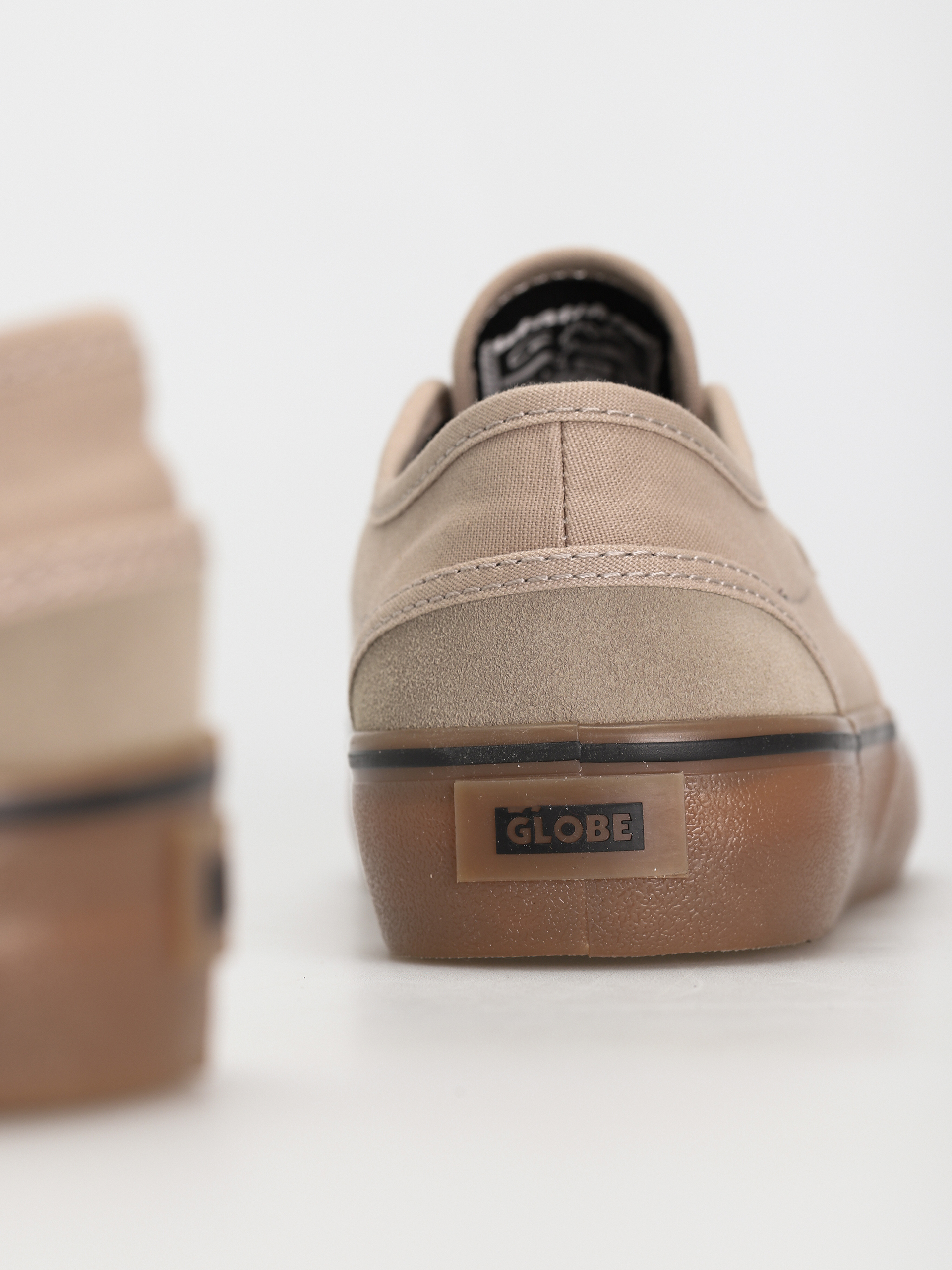 Globe Motley II Shoes (sesame/gum)
