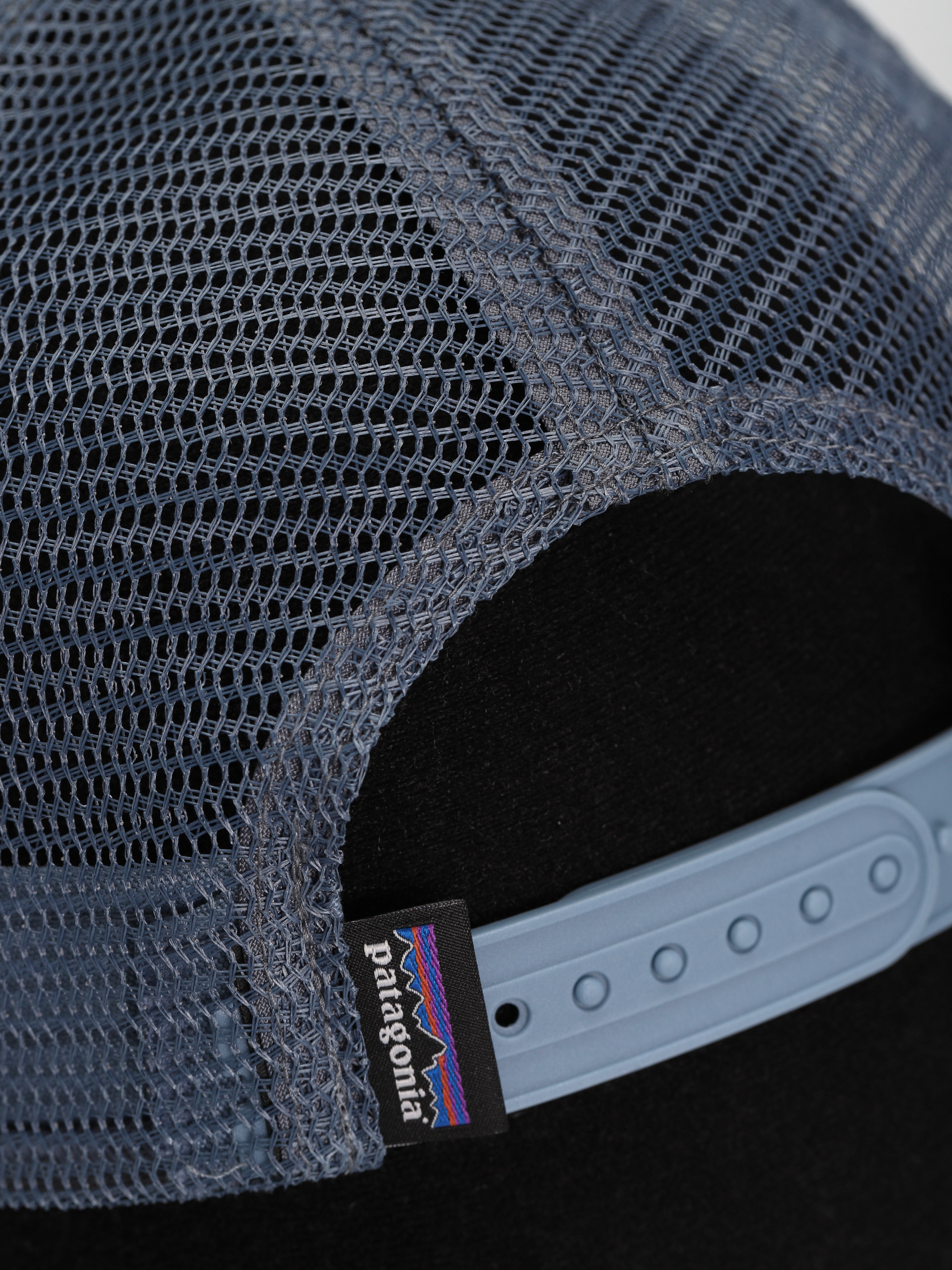 Patagonia P 6 Logo Trucker Cap (white w/light plume grey)