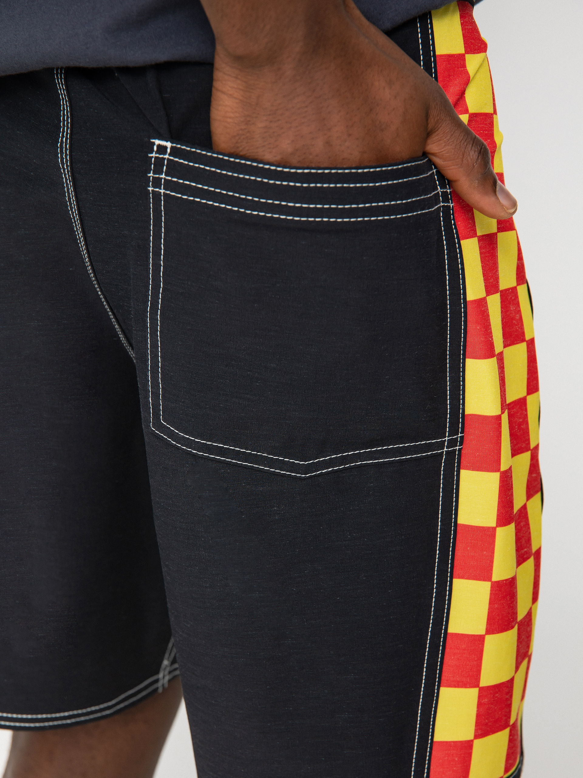 Quiksilver X Stranger Things Original Archsurfer Boy 18 Boardshorts (black)