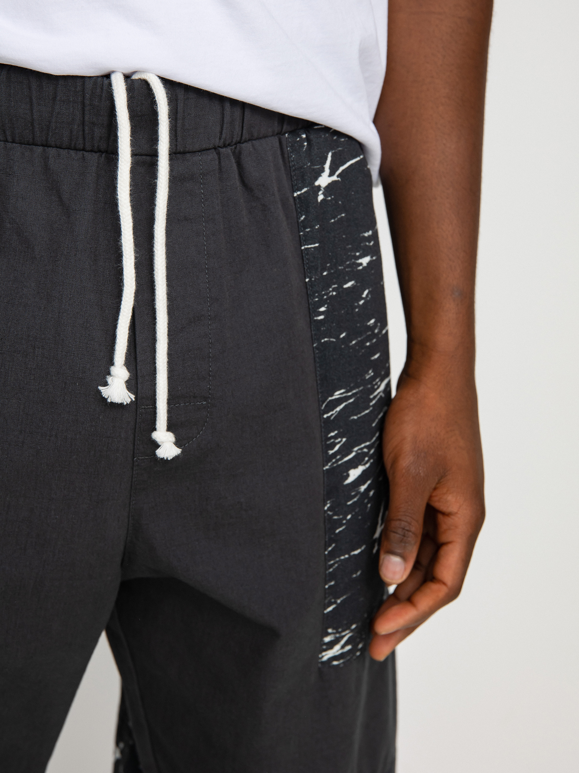 Quiksilver X Stranger Things Skull Rock Pants (black)