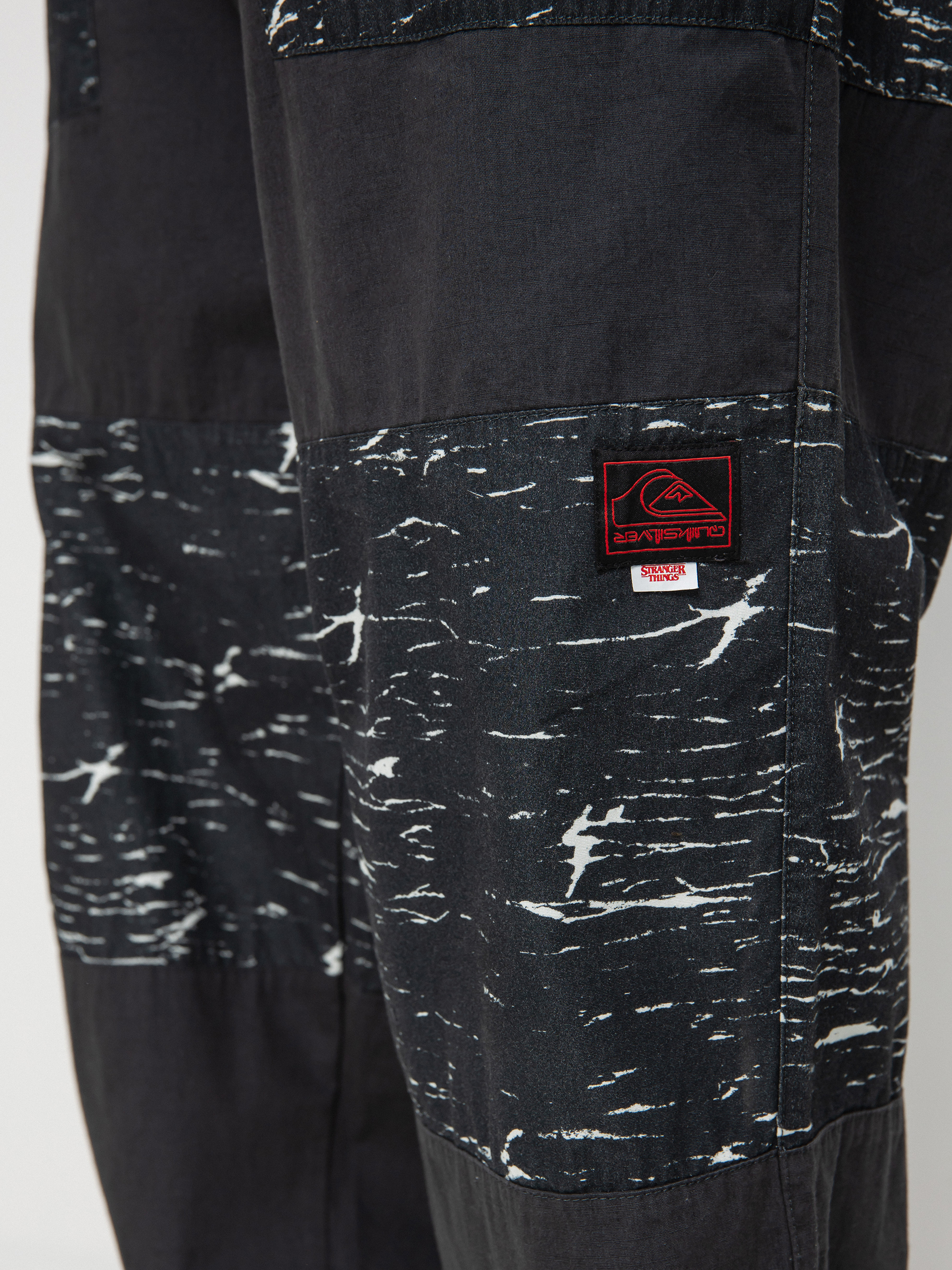 Quiksilver X Stranger Things Skull Rock Pants (black)