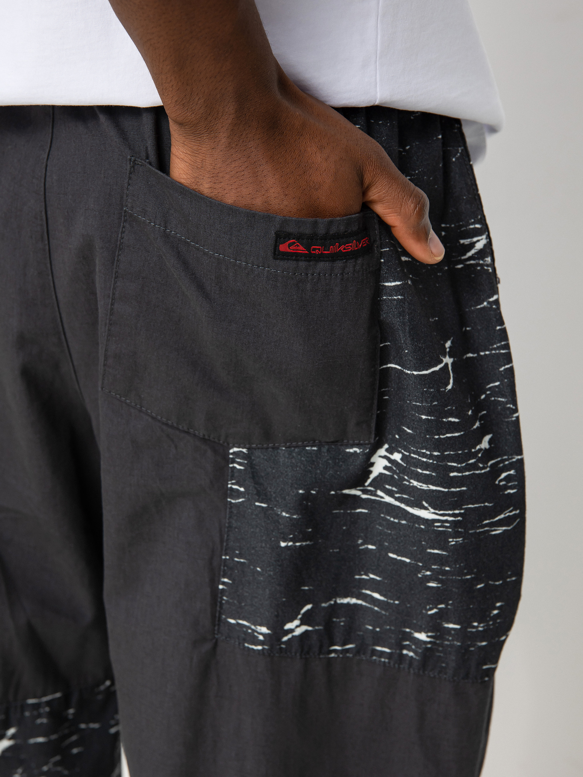 Quiksilver X Stranger Things Skull Rock Pants (black)