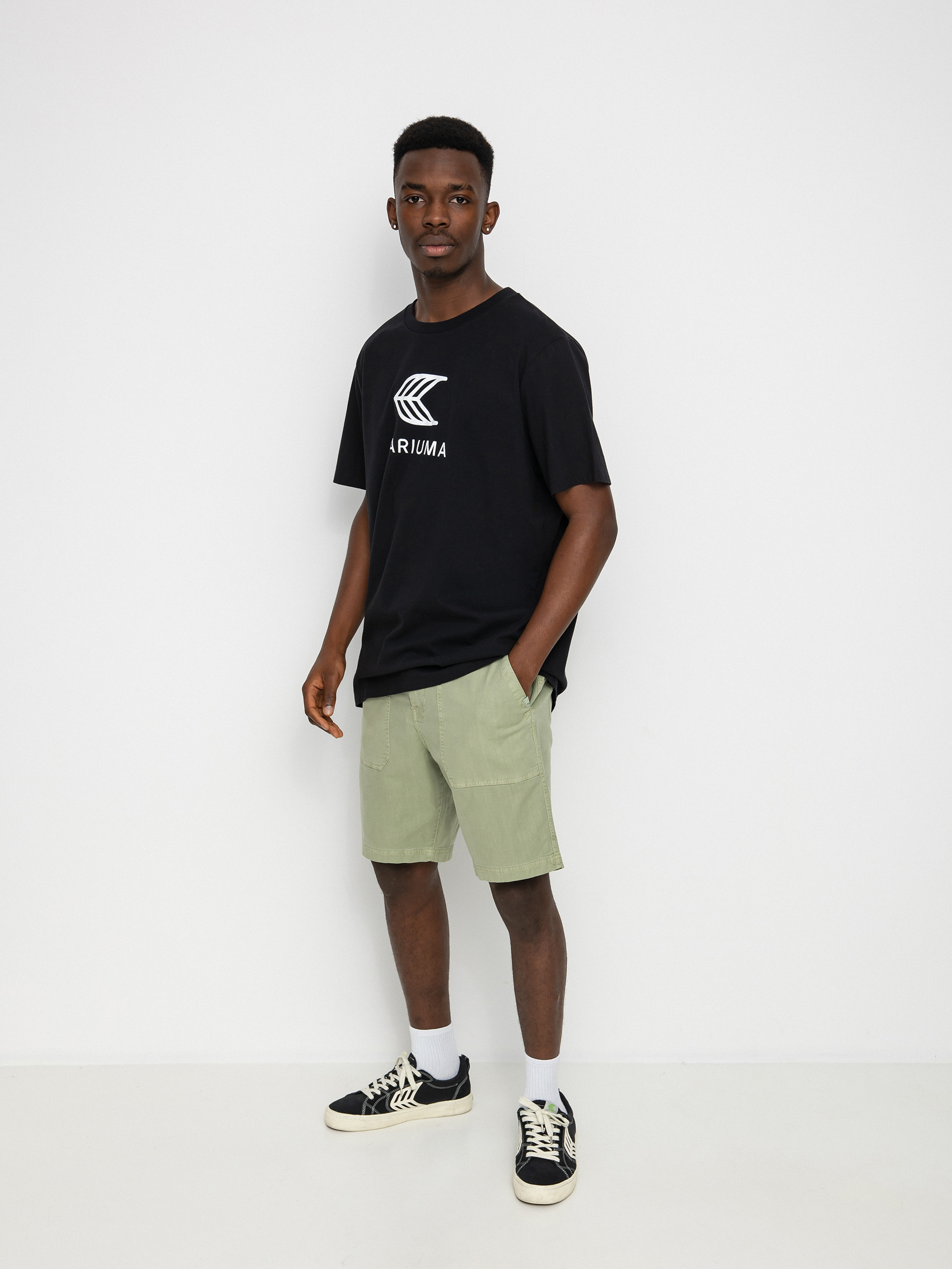 Cariuma Logo T-shirt (black)