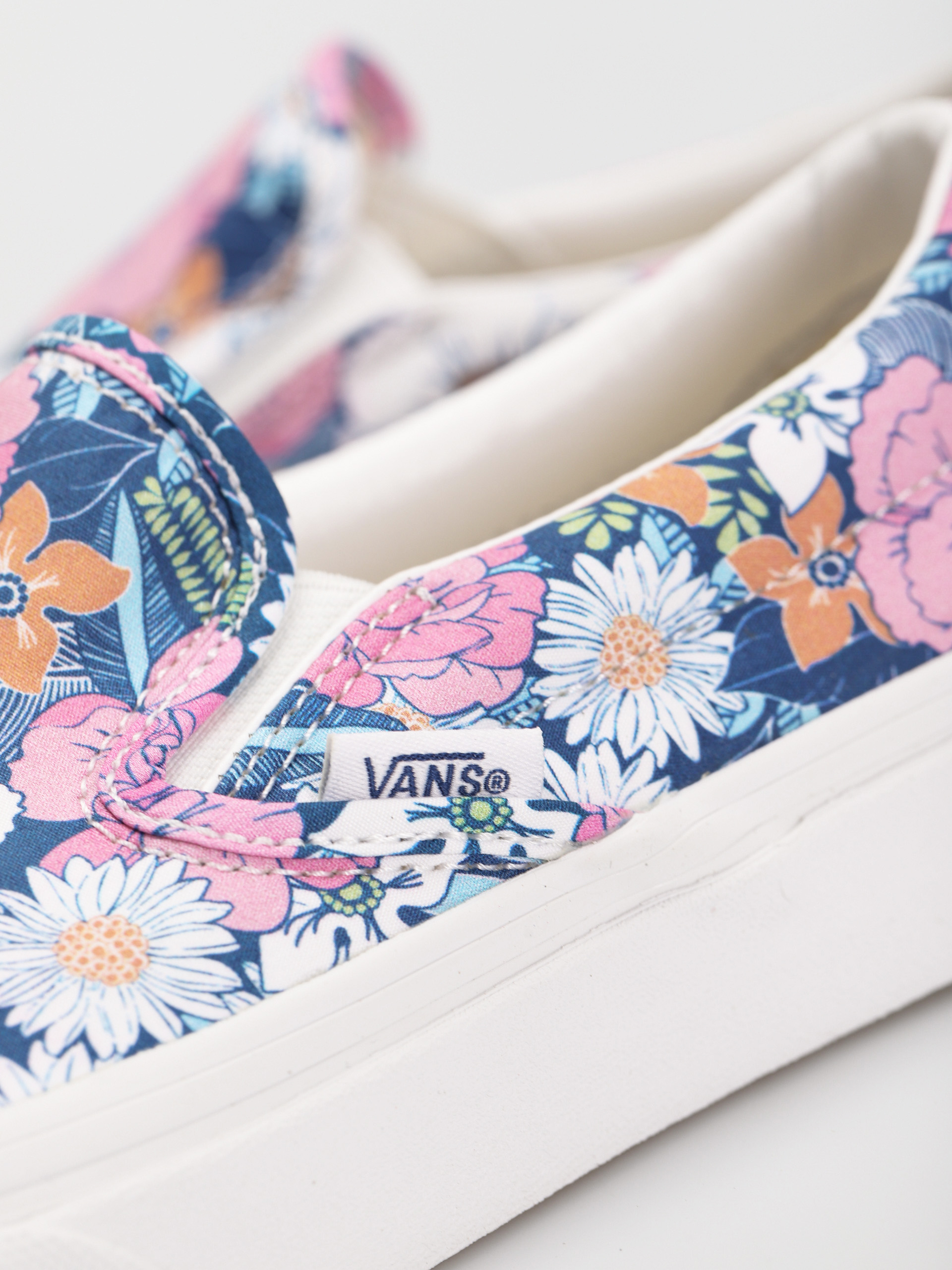Vans Classic Slip On Shoes (retro floral/multi/true white)