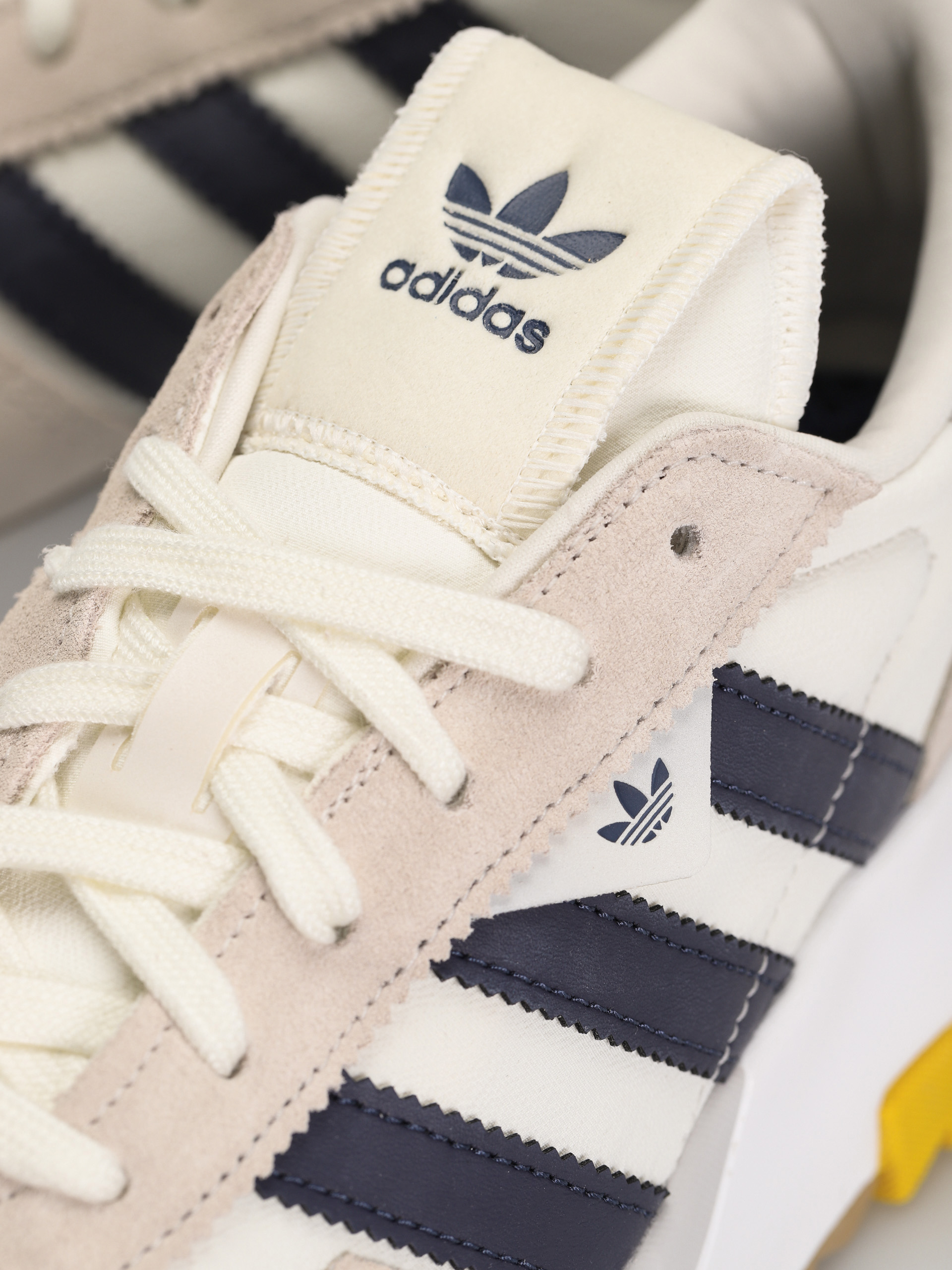 adidas Originals Retropy F2 Schuhe (owhite/shanav/hazyel)